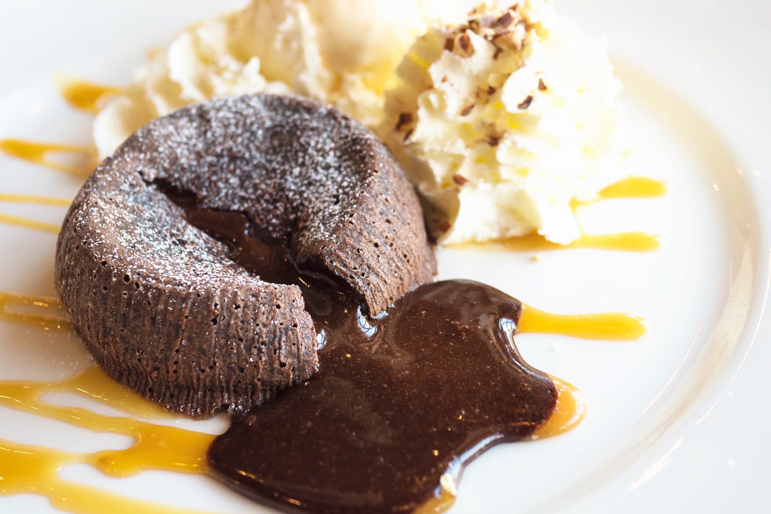 El molten chocolate cake o lava cake se caracteriza por un centro líquido y se expandió a restaurantes de alta cocina (Freepik)