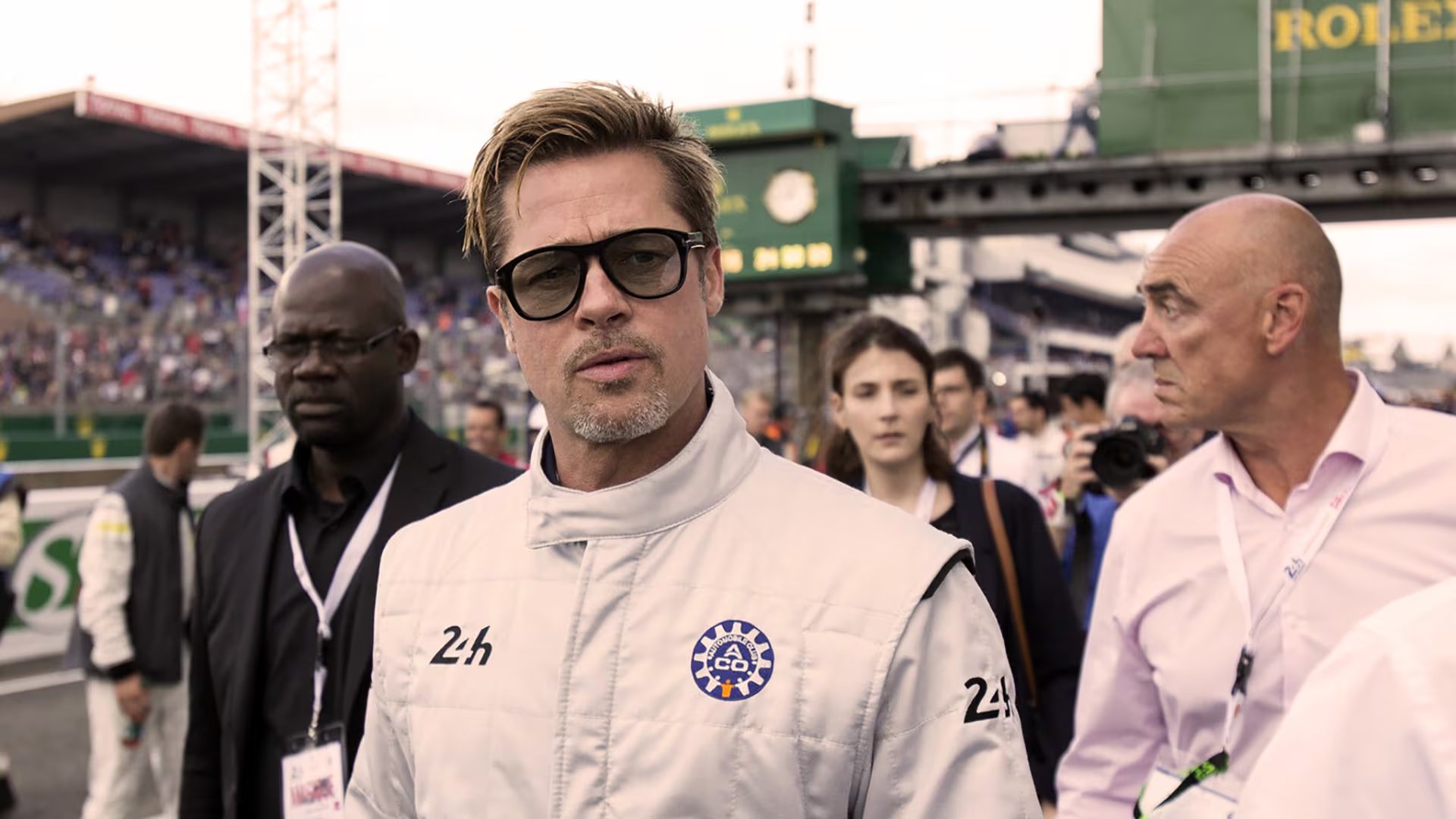 Brad Pitt interpreta a un expiloto de Fórmula 1 que busca redención tras un accidente que truncó su prometedora carrera