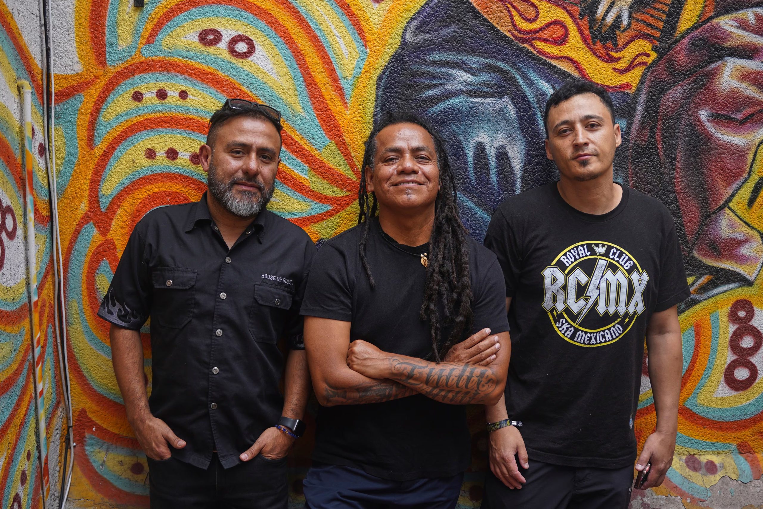 El tecladista Felipe Bustamante, a la izquierda, el percusionista Tanis, al centro, y el saxofonista Missael Oseguera de la banda mexicana de ska Panteón Rococó posan para una foto en la Ciudad de México, el miércoles 10 de septiembre de 2025. (Foto AP/Jon Orbach)