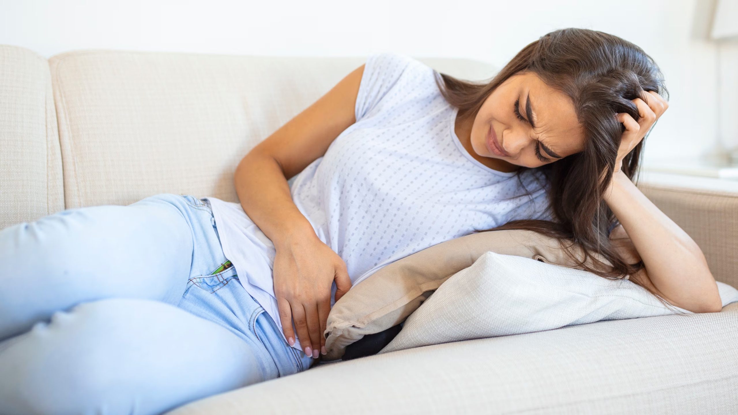 El estreñimiento surge por la disminución de la motilidad intestinal tras dejar la cafeína, según especialistas en farmacología clínica