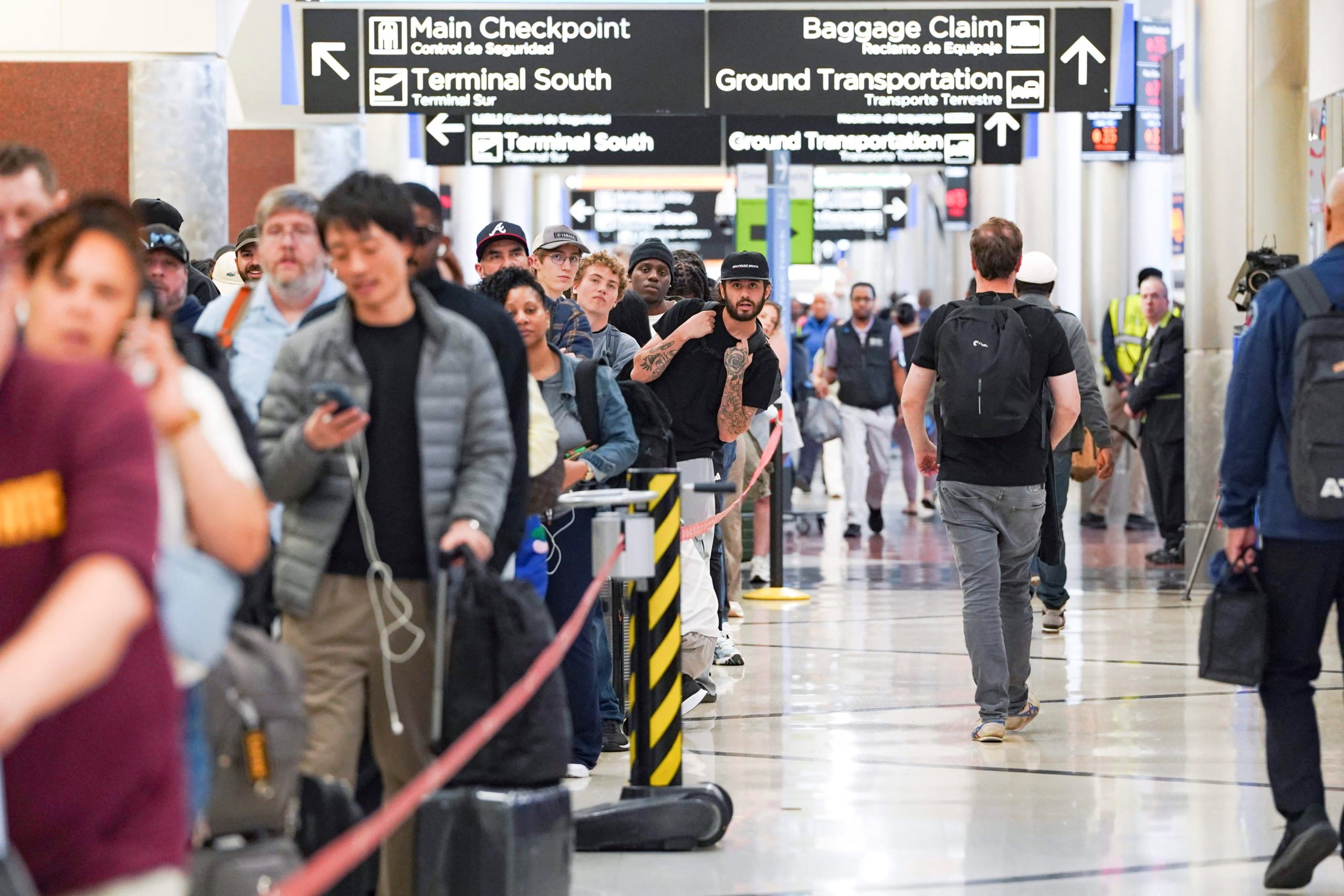 El cierre parcial del gobierno en Estados Unidos genera largas esperas en los aeropuertos controlados por la TSA y afecta la seguridad aérea nacional. (REUTERS/Megan Varner TPX IMAGES OF THE DAY)
