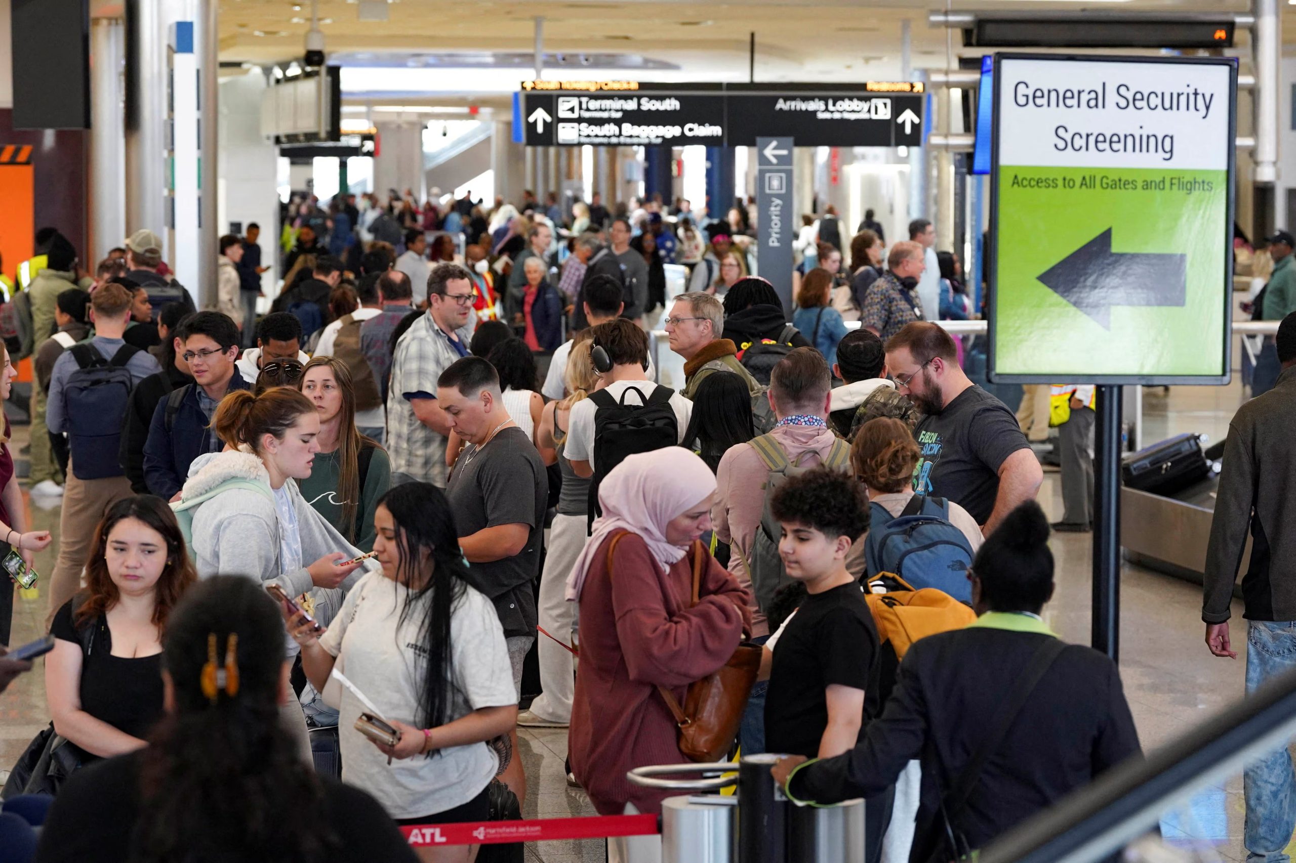 El ausentismo de empleados de la TSA supera el 21% en aeropuertos clave como Atlanta y Nueva York, lo que provoca demoras récord y amenaza el flujo de vuelos. (REUTERS/Megan Varner/File Photo)