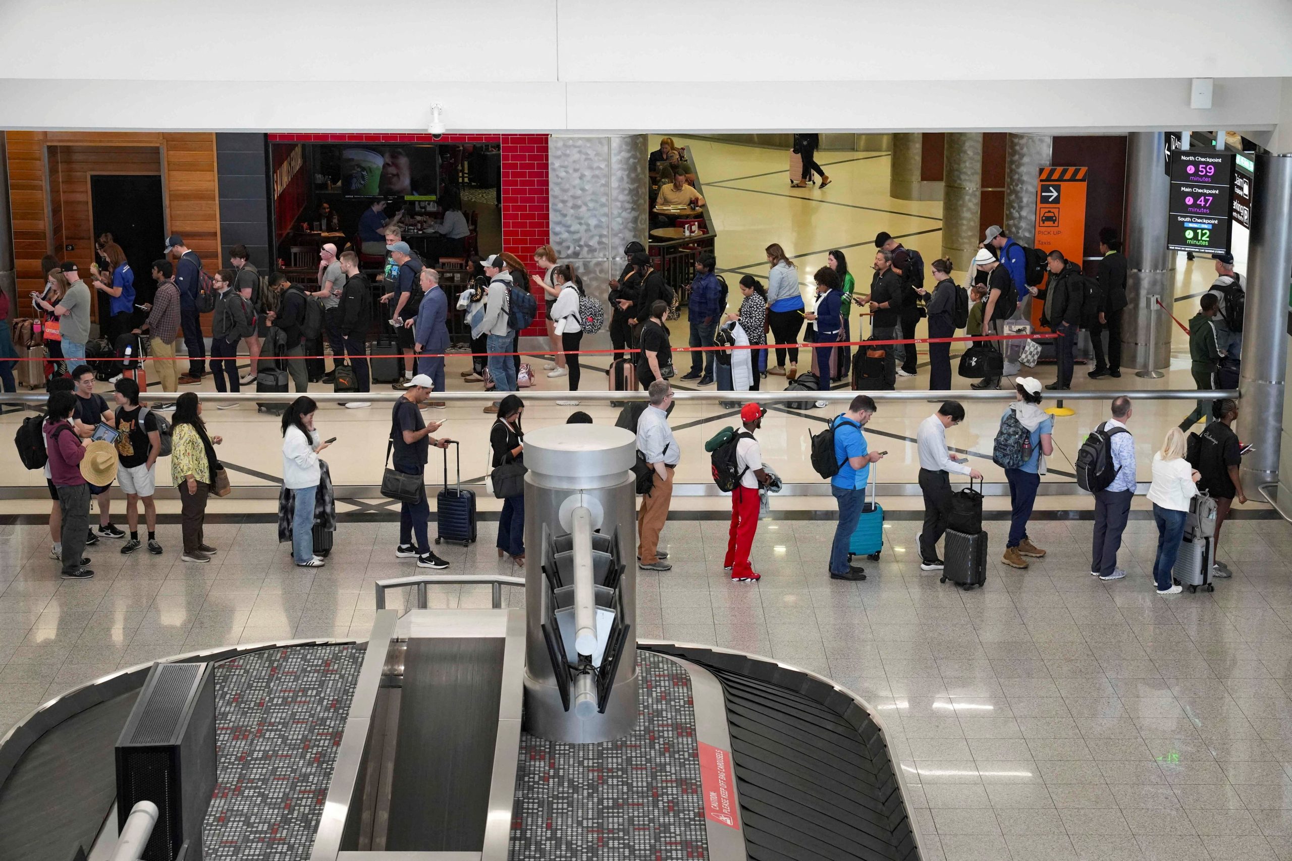 Cerca de 50.000 empleados federales de la TSA siguen trabajando sin recibir pagos desde febrero, según cifras oficiales del Departamento de Seguridad Nacional. (REUTERS/Megan Varner TPX IMAGES OF THE DAY)