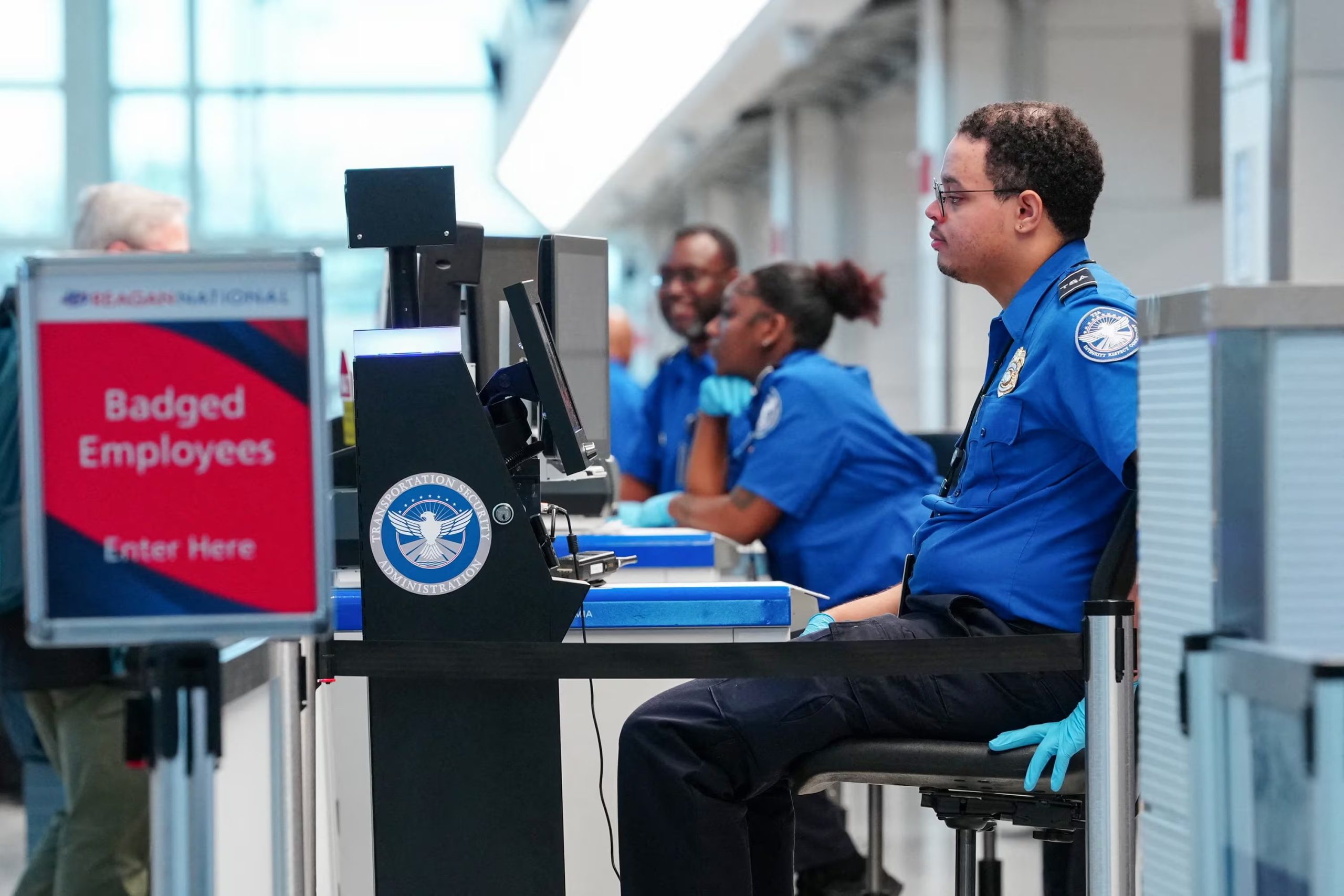 El modelo privado en veinte aeropuertos estadounidenses requiere aprobación formal de la TSA y demora aproximadamente un año en implementarse en nuevas terminales. (REUTERS/Aaron Schwartz)