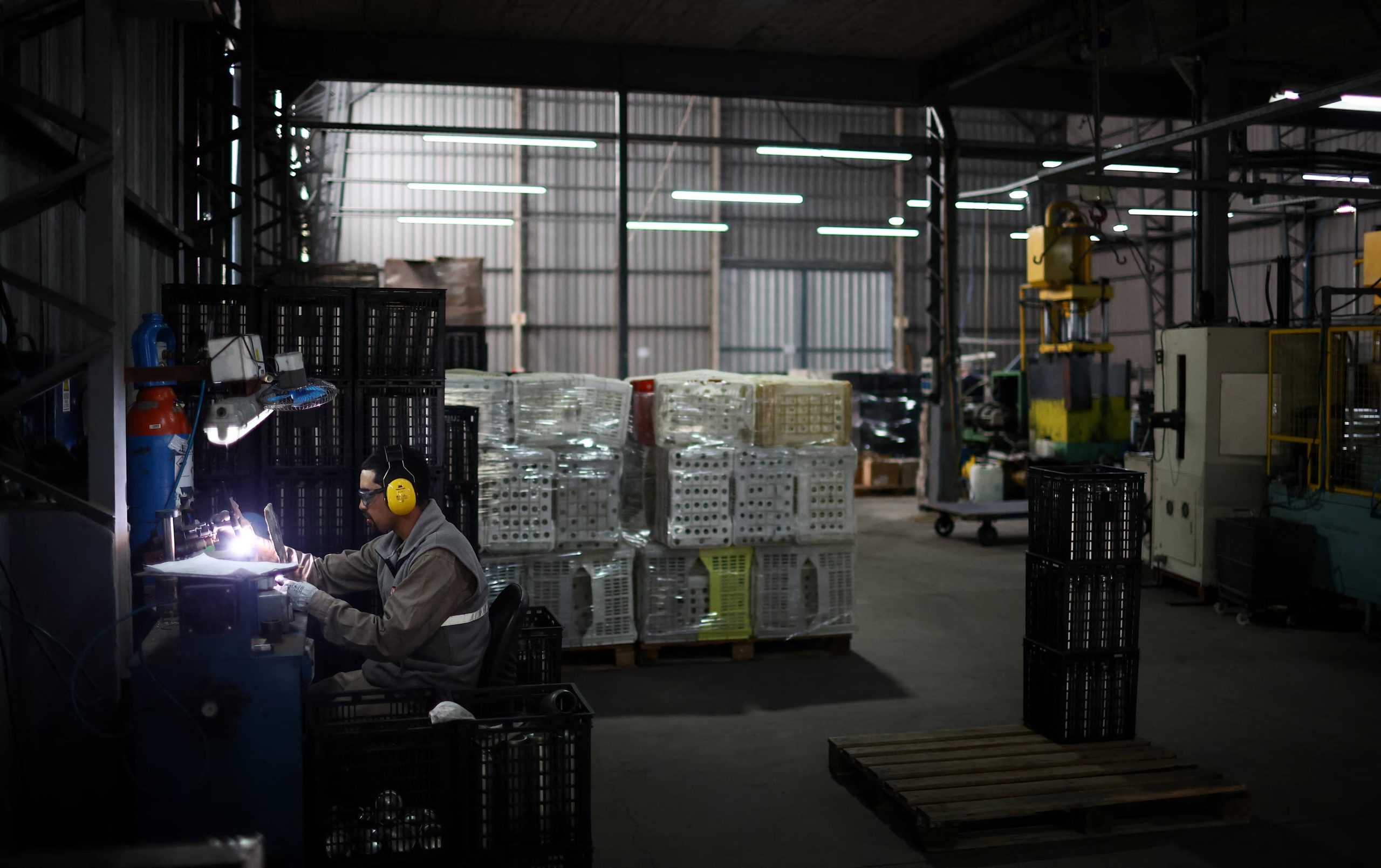 Un trabajador durante su jornada de trabajo en la fábrica Lumilagro, que enfrenta dificultades por los altos costos de producción, en la localidad de Tortuguitas (REUTERS/Agustin Marcarian)
