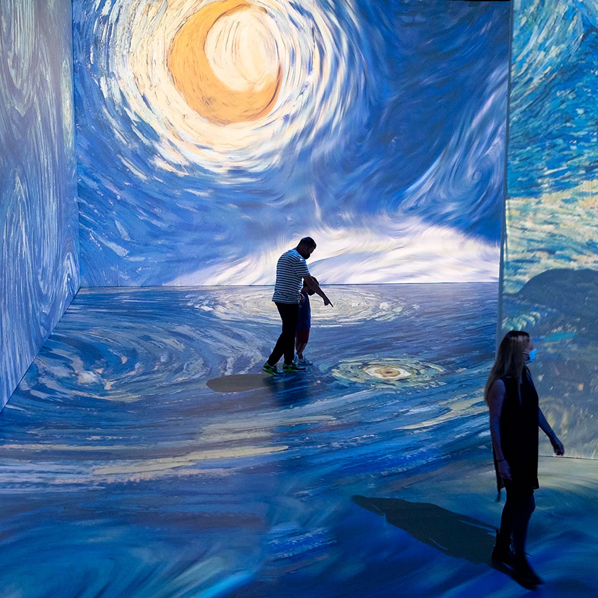 El legado artístico de Van Gogh, plasmado en casi 900 pinturas en una década, se consolidó tras su muerte y revolucionó el arte moderno con La noche estrellada como obra emblemática - (Instagram/vangoghmiami)