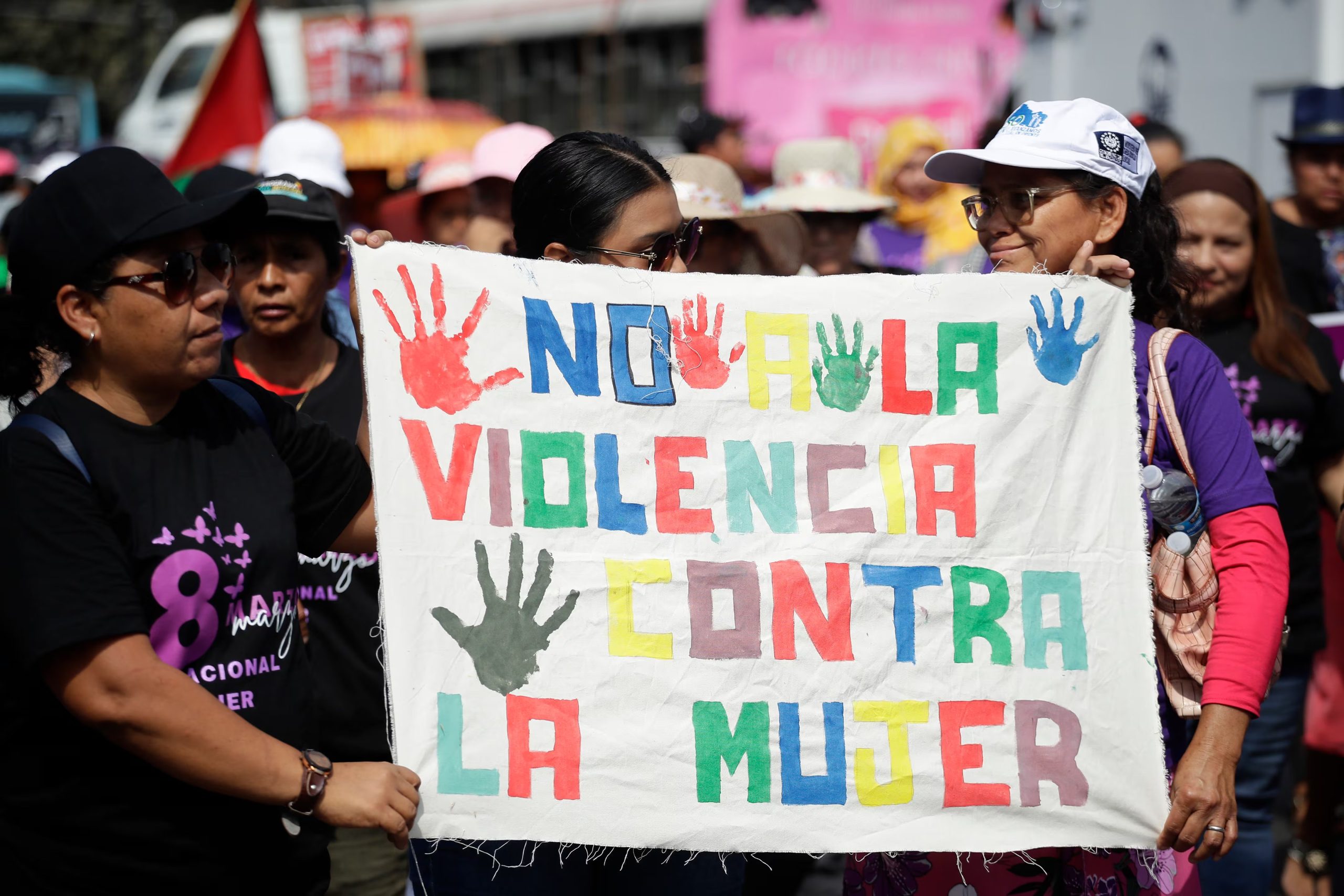 Los principales reclamos del 8M incluyen la equidad política, la erradicación de la violencia de género y el cierre de la brecha salarial (EFE/Rodrigo Sura)