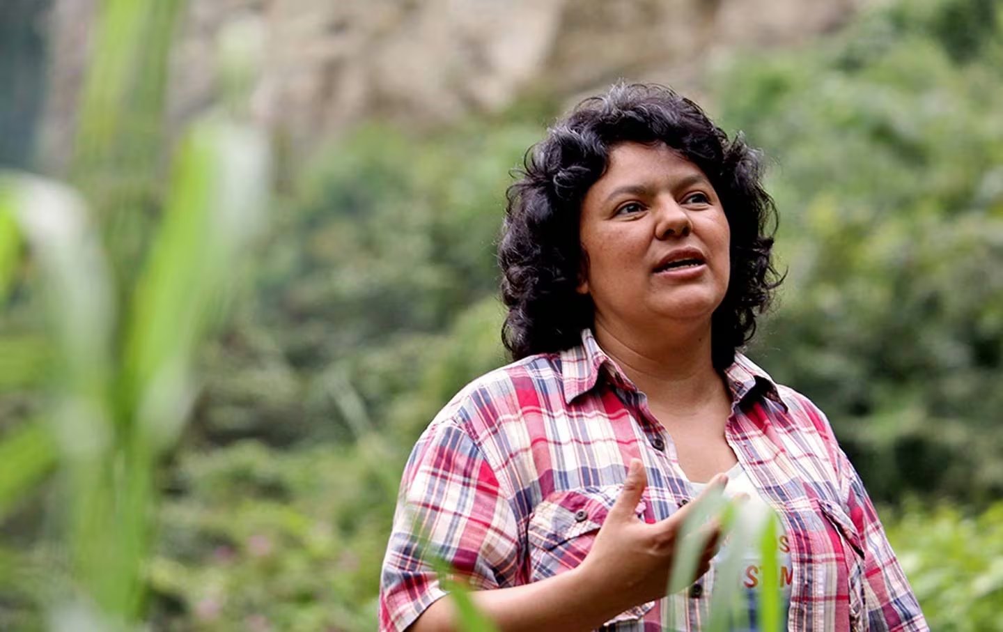 Berta Cáceres en territorio lenca defendiendo el agua de las comunidades indígenas y campesinas de Centroamérica

