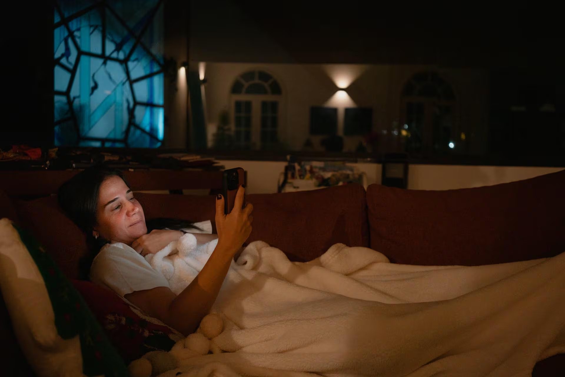 Vanessa Farina, esposa del preso político Luis Tarbay, espera una llamada en su casa en Caracas, Venezuela, el 9 de enero, con la esperanza de escuchar que su esposo ha sido liberado de prisión (Andrea Hernández Briceño/Para The Washington Post)