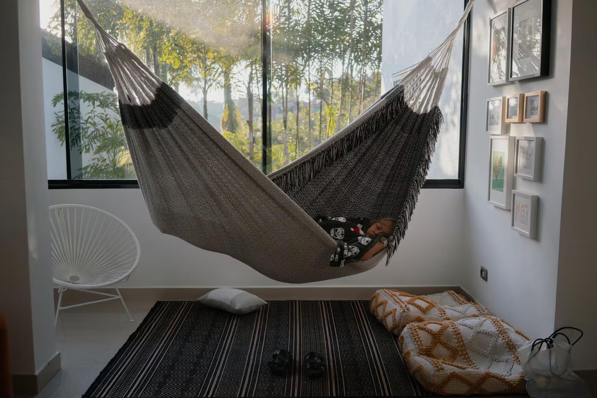 La suegra de Luis Tarbay duerme en una hamaca mientras su familia espera noticias sobre su posible liberación (Andrea Hernández Briceño/Para The Washington Post)

