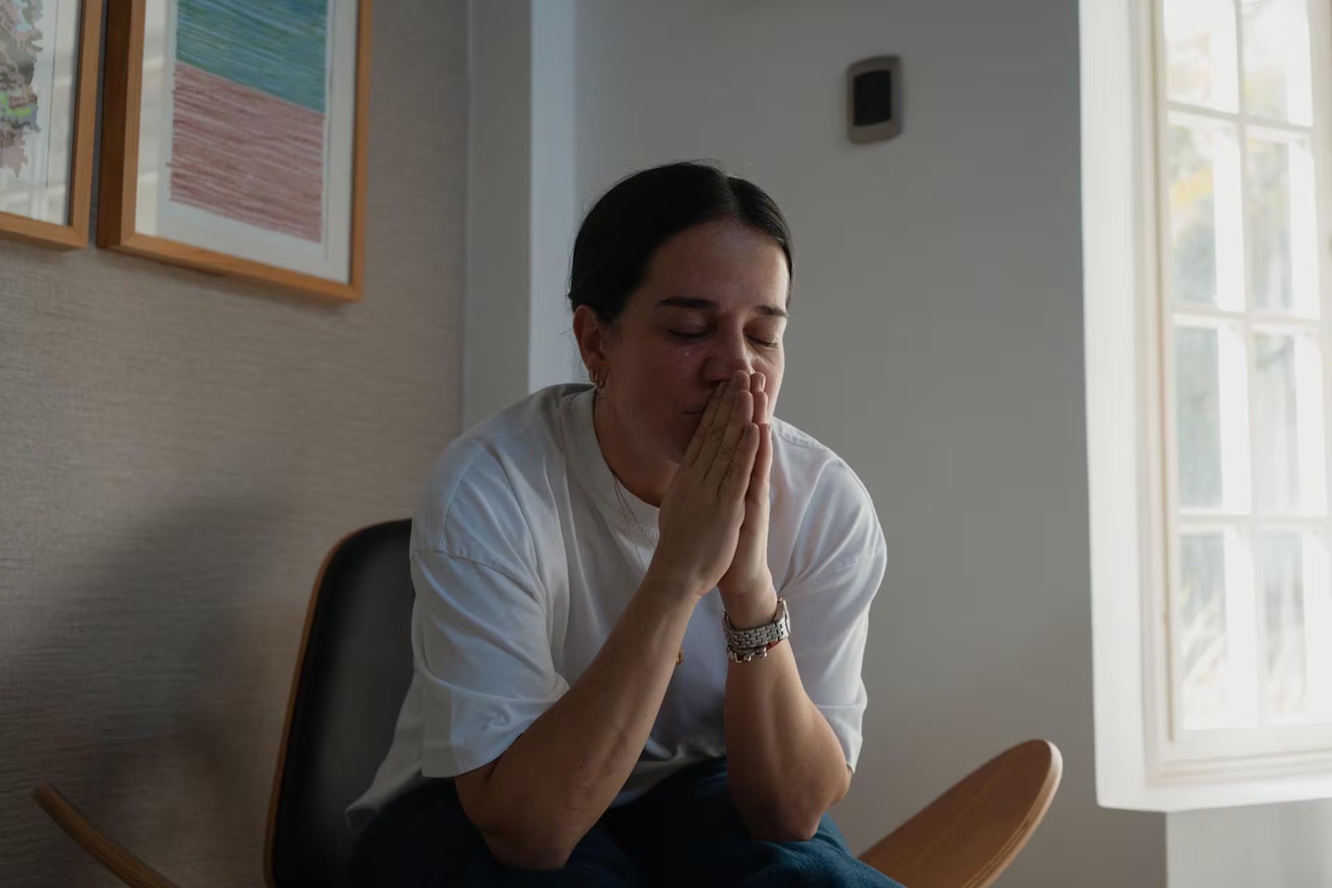 Vanessa cierra los ojos mientras espera una actualización sobre el estado de Luis el 8 de febrero (Andrea Hernández Briceño/Para The Washington Post)

