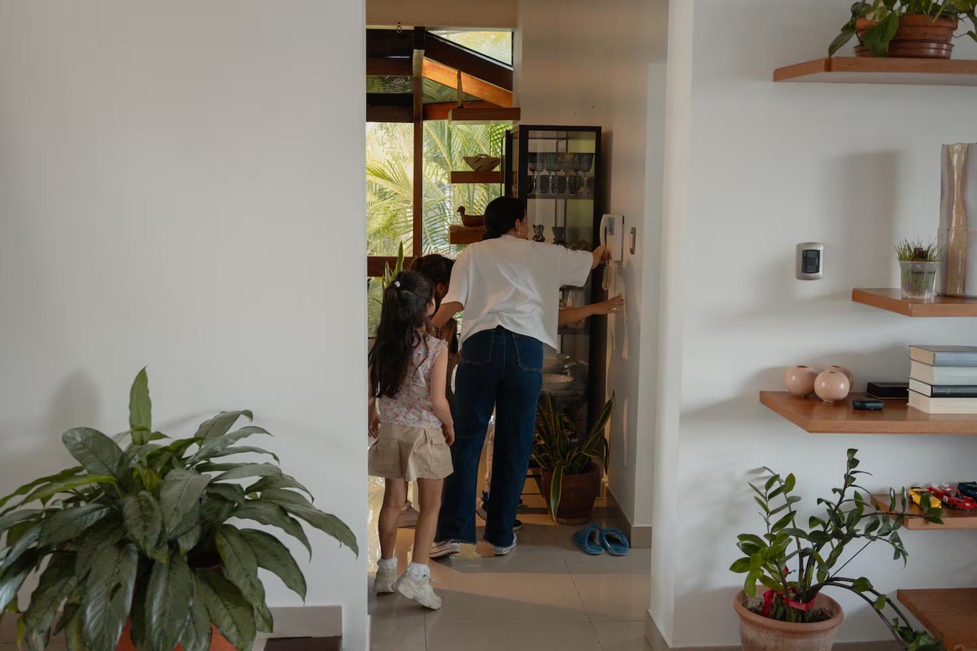 Vanessa ve a su esposo en la pantalla del intercomunicador y le abre la puerta tras su liberación de El Helicoide el 8 de febrero (Andrea Hernández Briceño/Para The Washington Post)