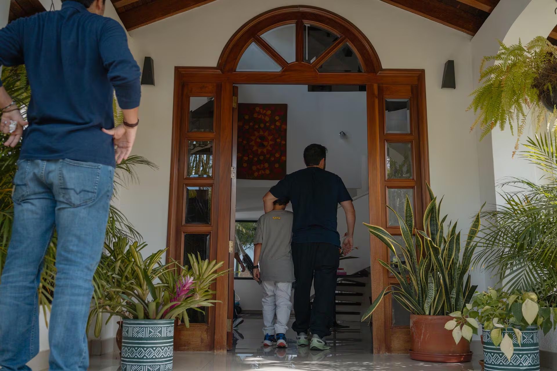 Luis entra a su casa con su hijo Mateo después de haber sido liberado de prisión (Andrea Hernández Briceño/Para The Washington Post)