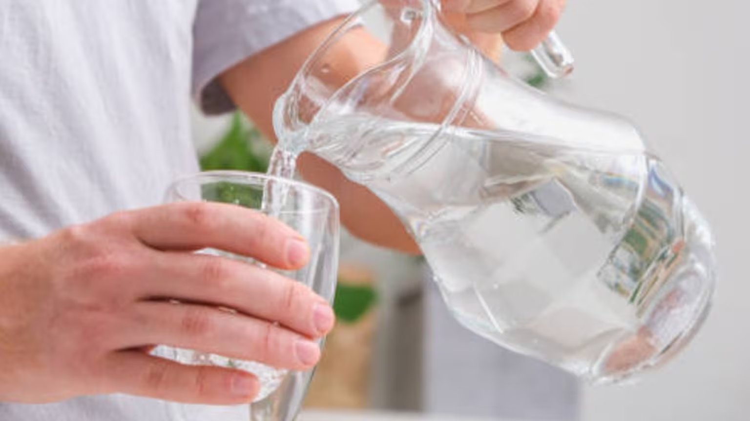 Repartir la toma de líquidos es vital para que el cuerpo absorba correctamente el agua y el aparato digestivo funcione mejor. Foto: (iStock)