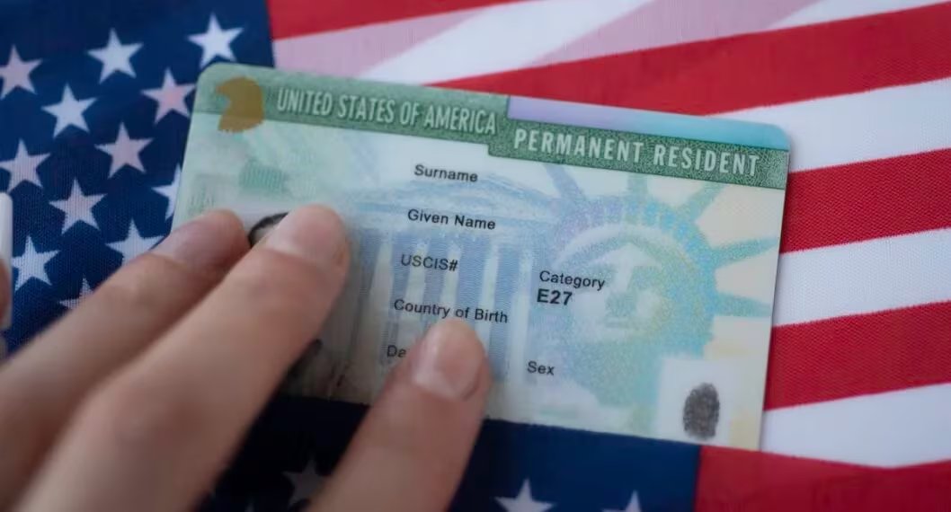 El USCIS ofrece una herramienta oficial en línea para consultar el estado y el plazo estimado de trámite de la Green Card por categoría y oficina. (Andina)