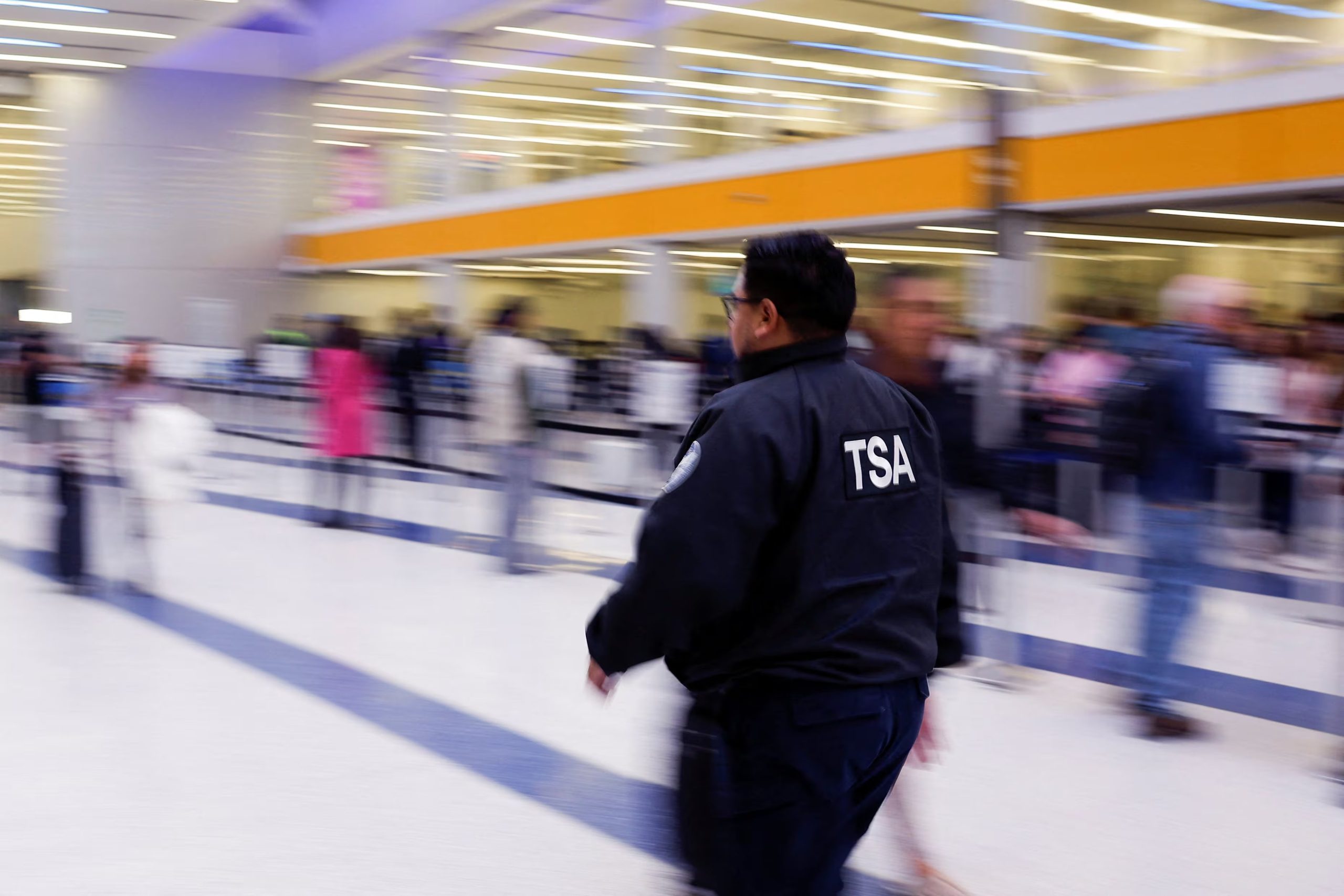 El Congreso de Estados Unidos debate alternativas presupuestarias para asegurar el financiamiento estable de la seguridad aeroportuaria y evitar futuras crisis. REUTERS/Caroline Brehman