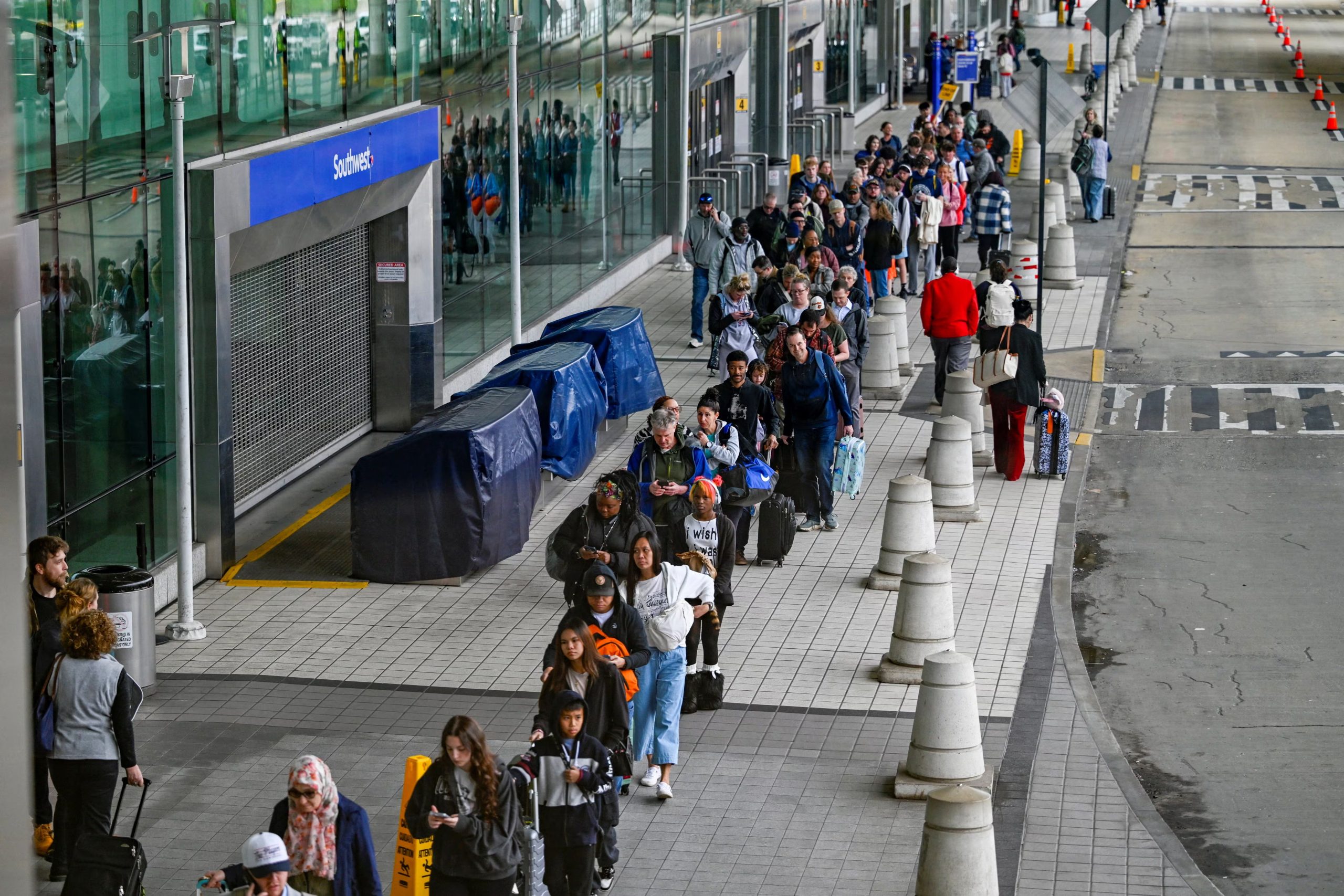 Más de 460 agentes de la TSA renunciaron durante la crisis, lo que dificulta la recuperación operativa de los controles en los principales aeropuertos. REUTERS/Daniel Heuer