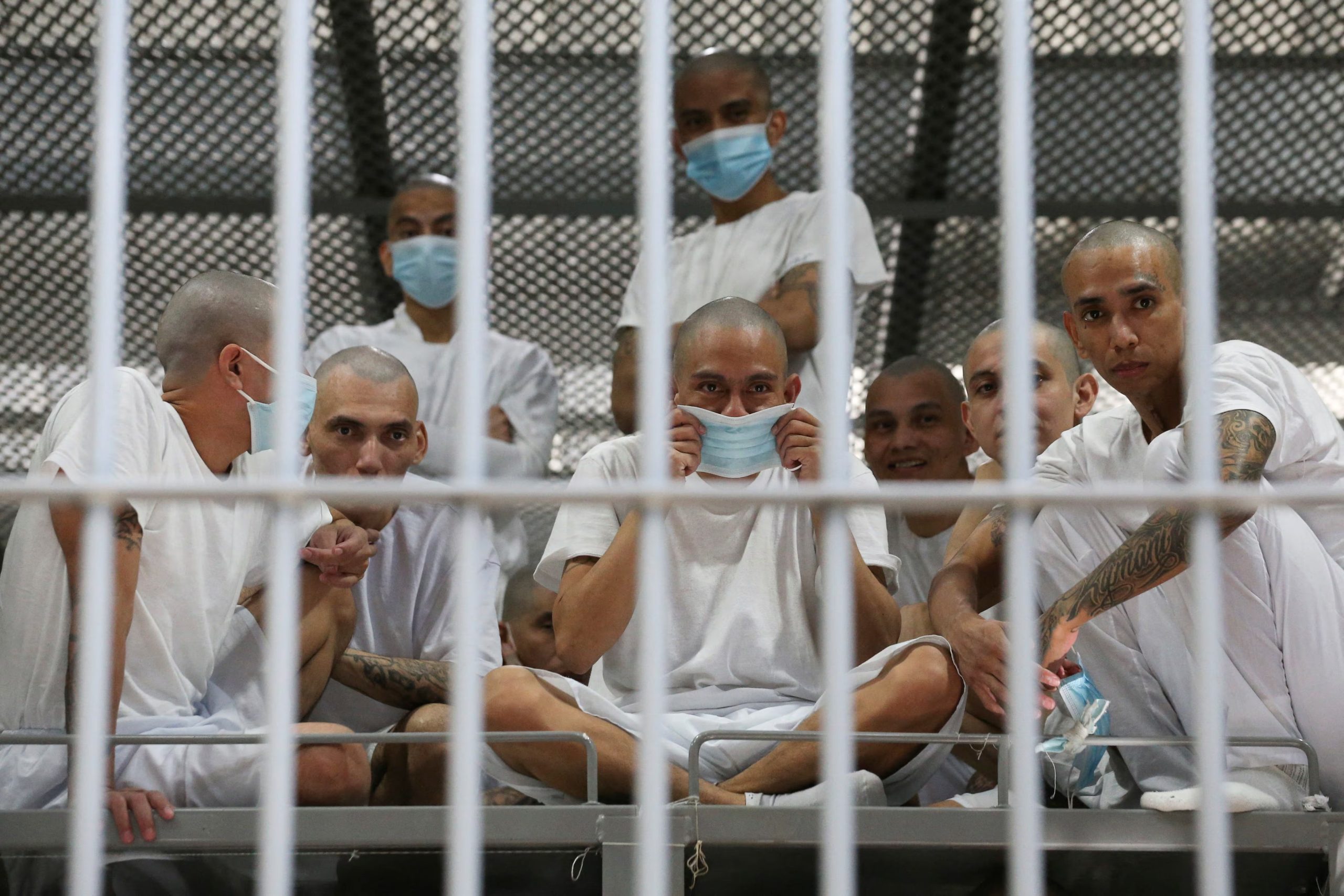 Detenidos en CECOT. (Jose Cabezas/REUTERS/File Photo)