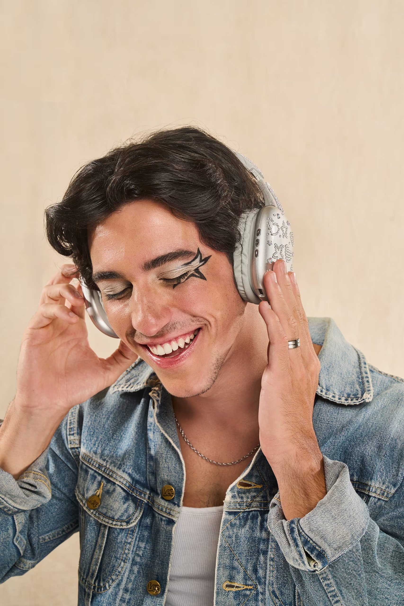 El área de maquillaje del predio cuenta con estaciones de automaquillaje y profesionales, permitiendo a los asistentes experimentar estos looks y personalizarlos en tiempo real, en sintonía con la lógica flexible de Lollapalooza