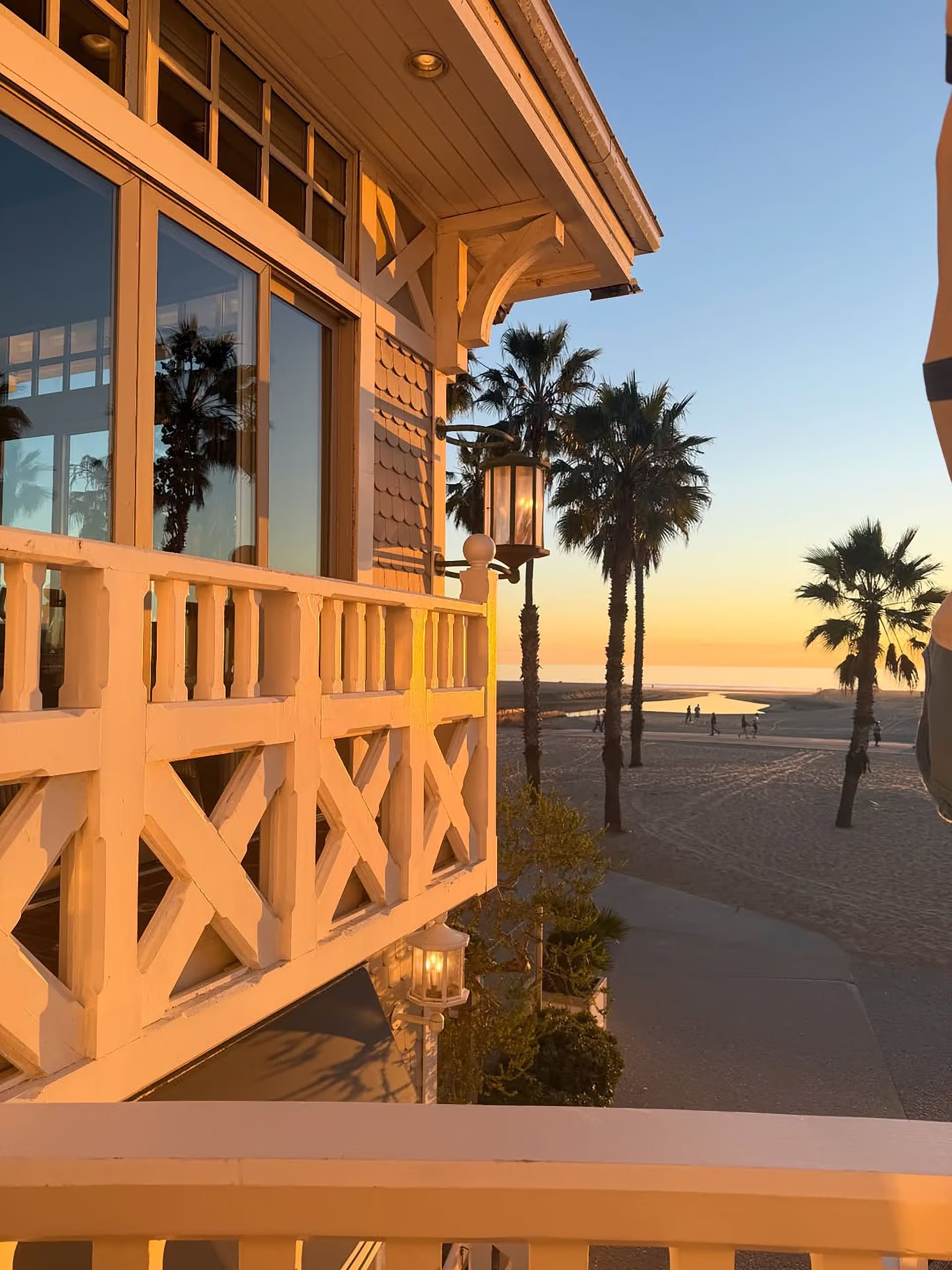 La casa donde creció Kate Hudson, que hoy conserva y amplió, se distingue por su estilo señorial inglés y detalles que evocan la unión familiar, según reveló la propia actriz en redes sociales