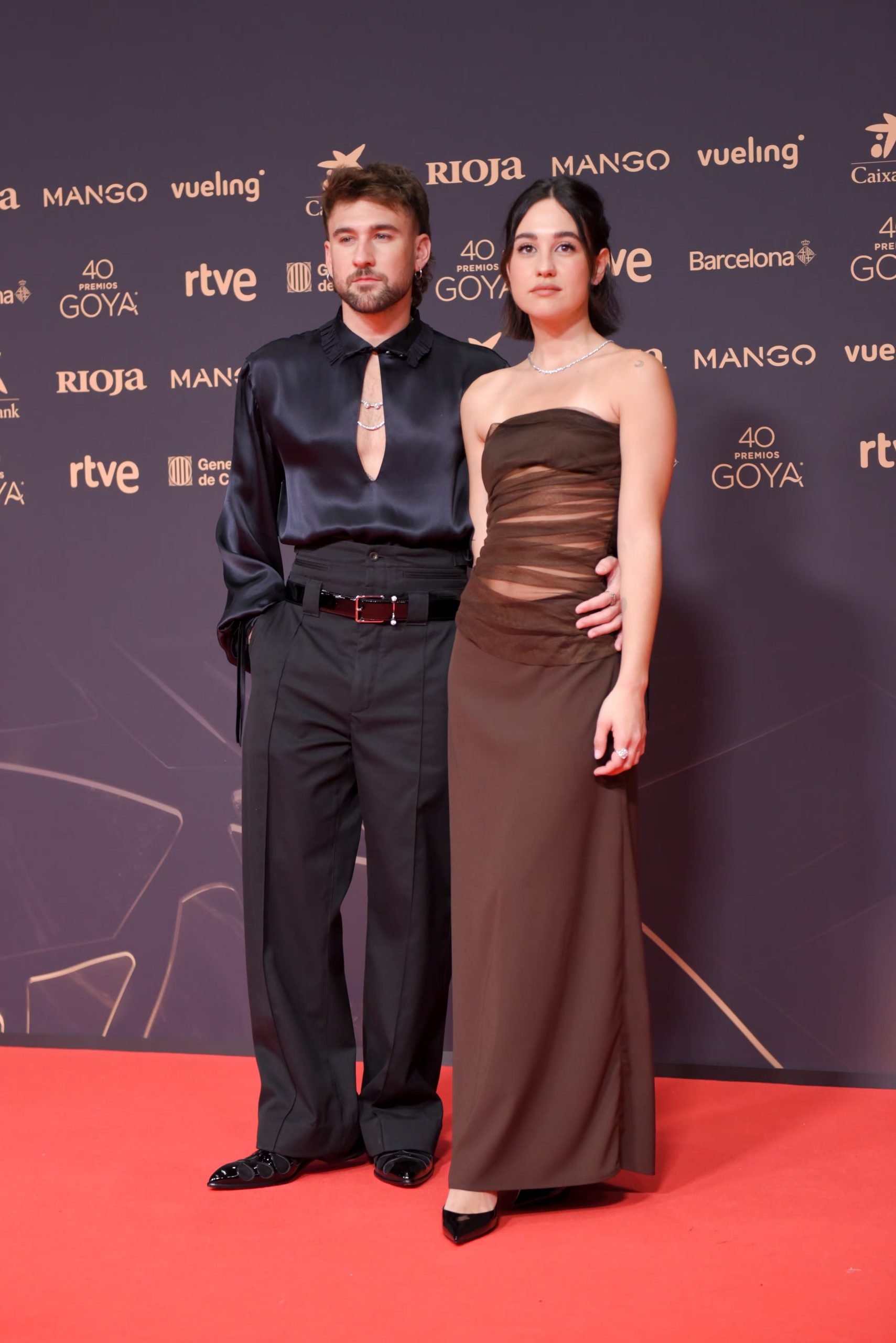 Los cantantes Dani Fernández y Yarea posan en la alfombra roja de la 40º edición de los Premios Goya, en el Auditori del Centre de Convencions Internacionals, a 28 de febrero de 2026, en Barcelona, Cataluña (España). (Alberto Paredes / Europa Press).