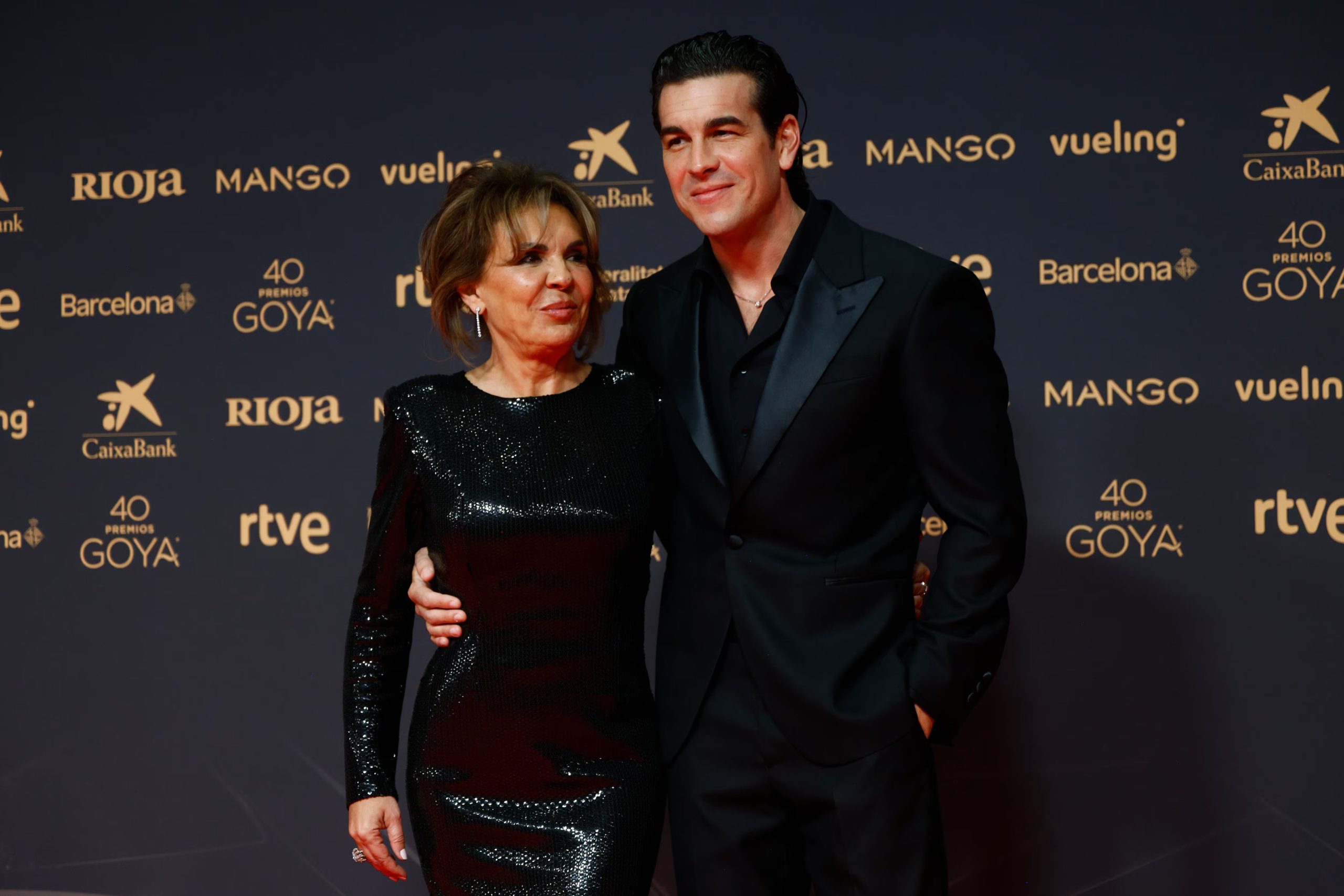 Mario Casas y su madre, Heidi Sierra, posan en los Goya 2026 (EFE)