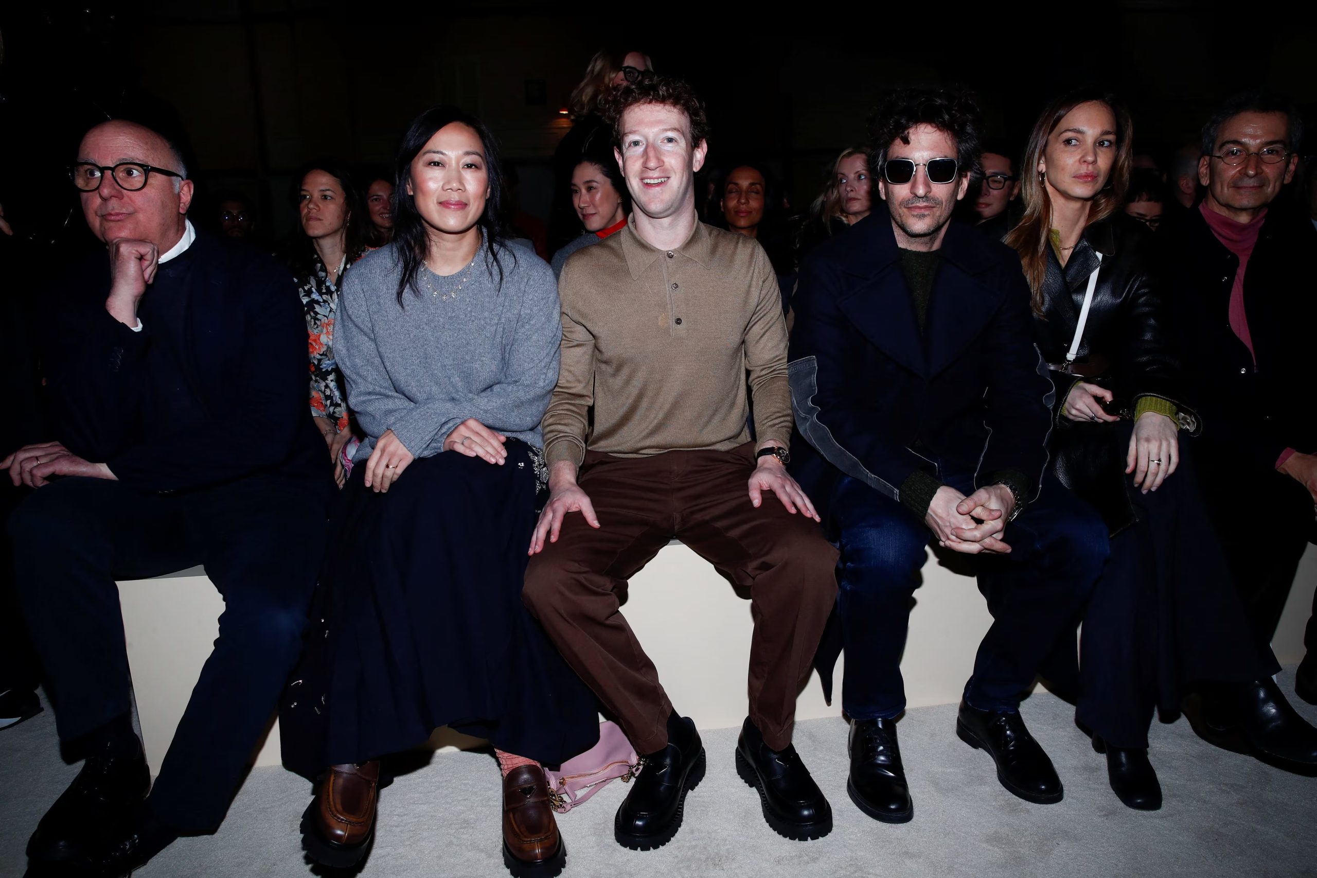 Mark Zuckerberg y Priscilla Chan eligieron prendas cómodas y colores neutros, integrándose con naturalidad al ambiente de la Semana de la Moda de Milán y demostrando que la discreción también tiene un lugar destacado en el evento (REUTERS/Alessandro Garofalo)