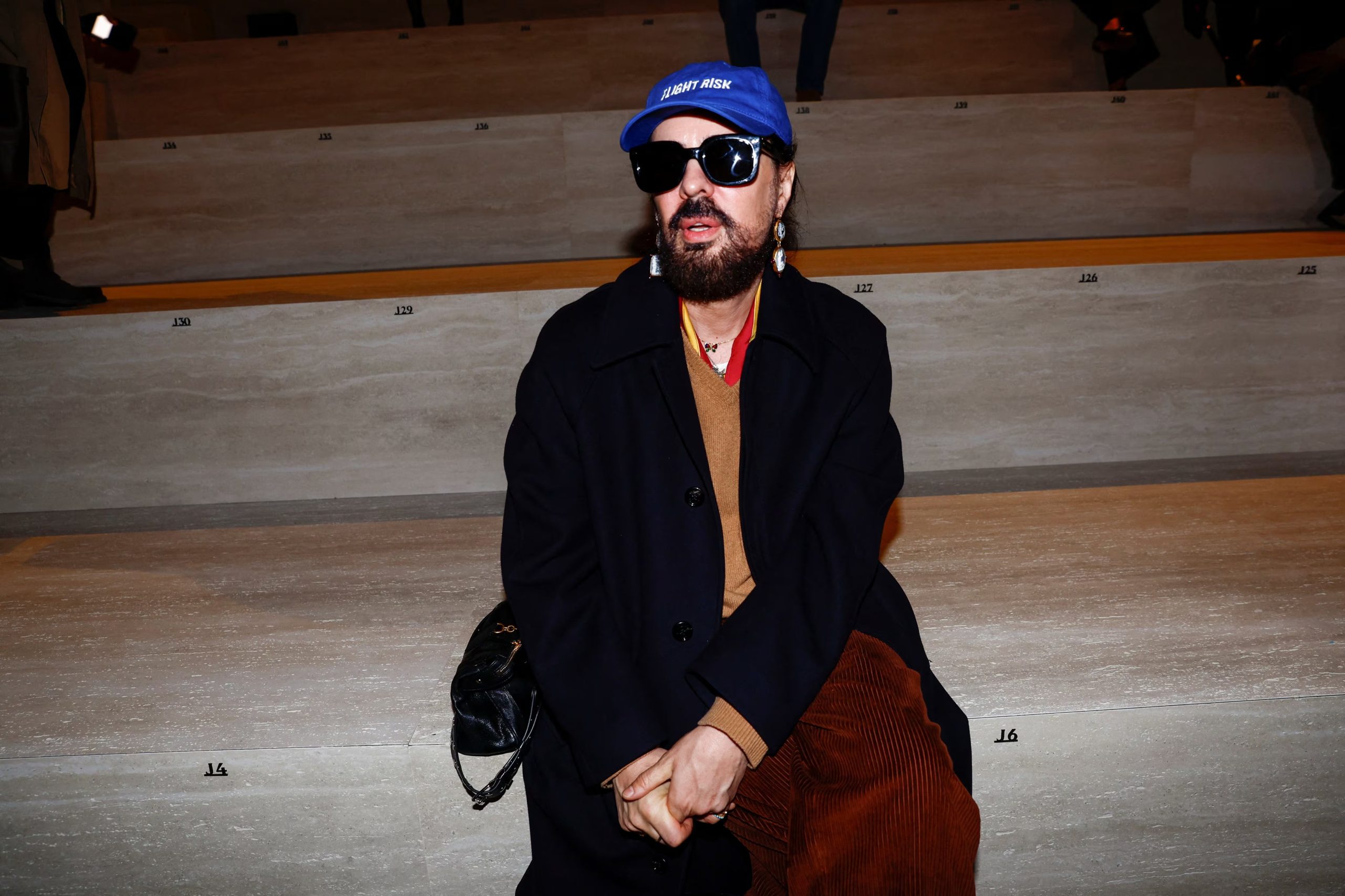 Alessandro Michele fusionó un abrigo azul marino con prendas de pana y accesorios creativos, demostrando que el estilo relajado puede ser tan sofisticado como arriesgado (REUTERS/Alessandro Garofalo)