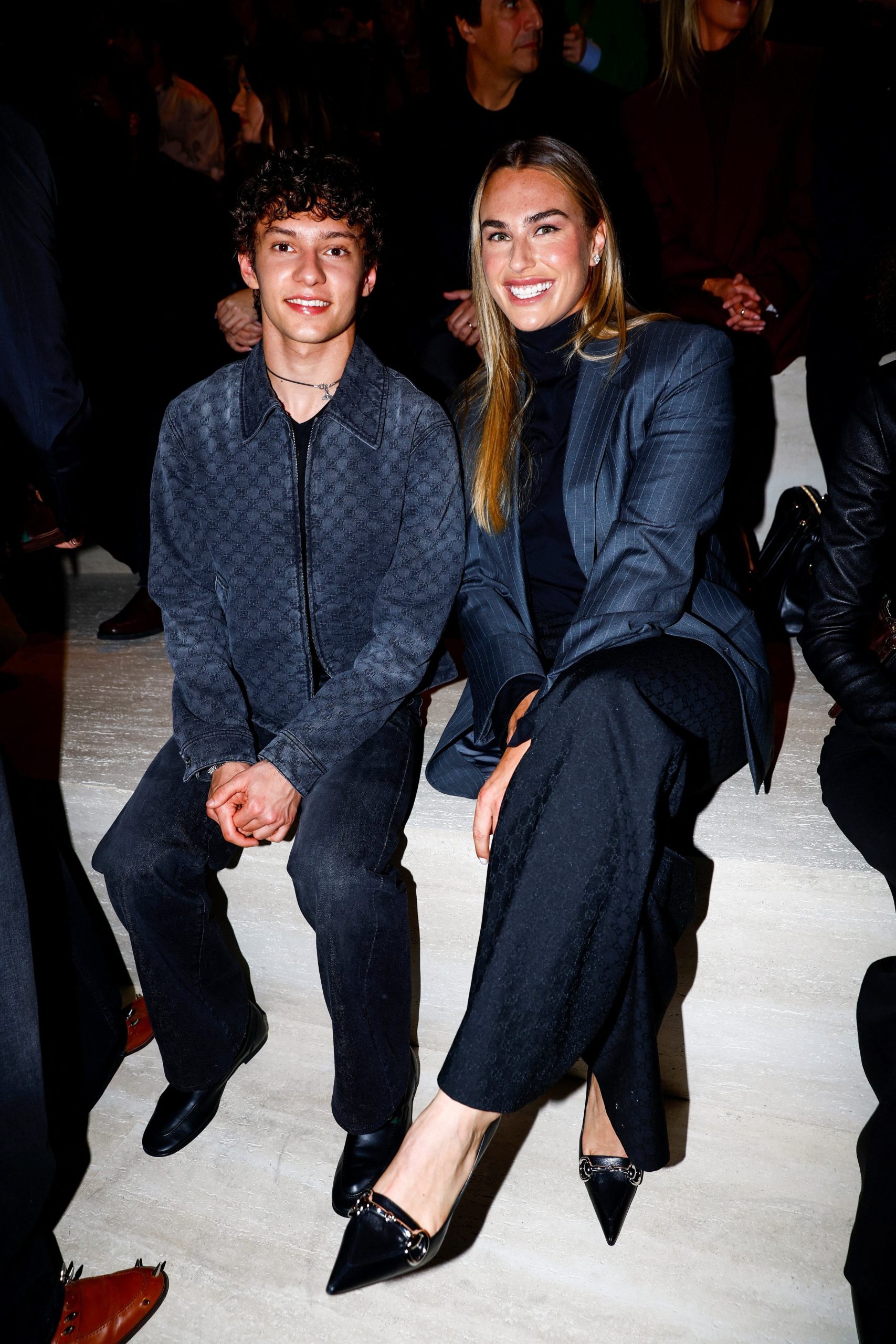 Andrea Kimi Antonelli y Aryna Sabalenka apostaron por la sastrería contemporánea y la complicidad en las gradas, reflejando la diversidad de propuestas que define la moda actual (REUTERS/Alessandro Garofalo)