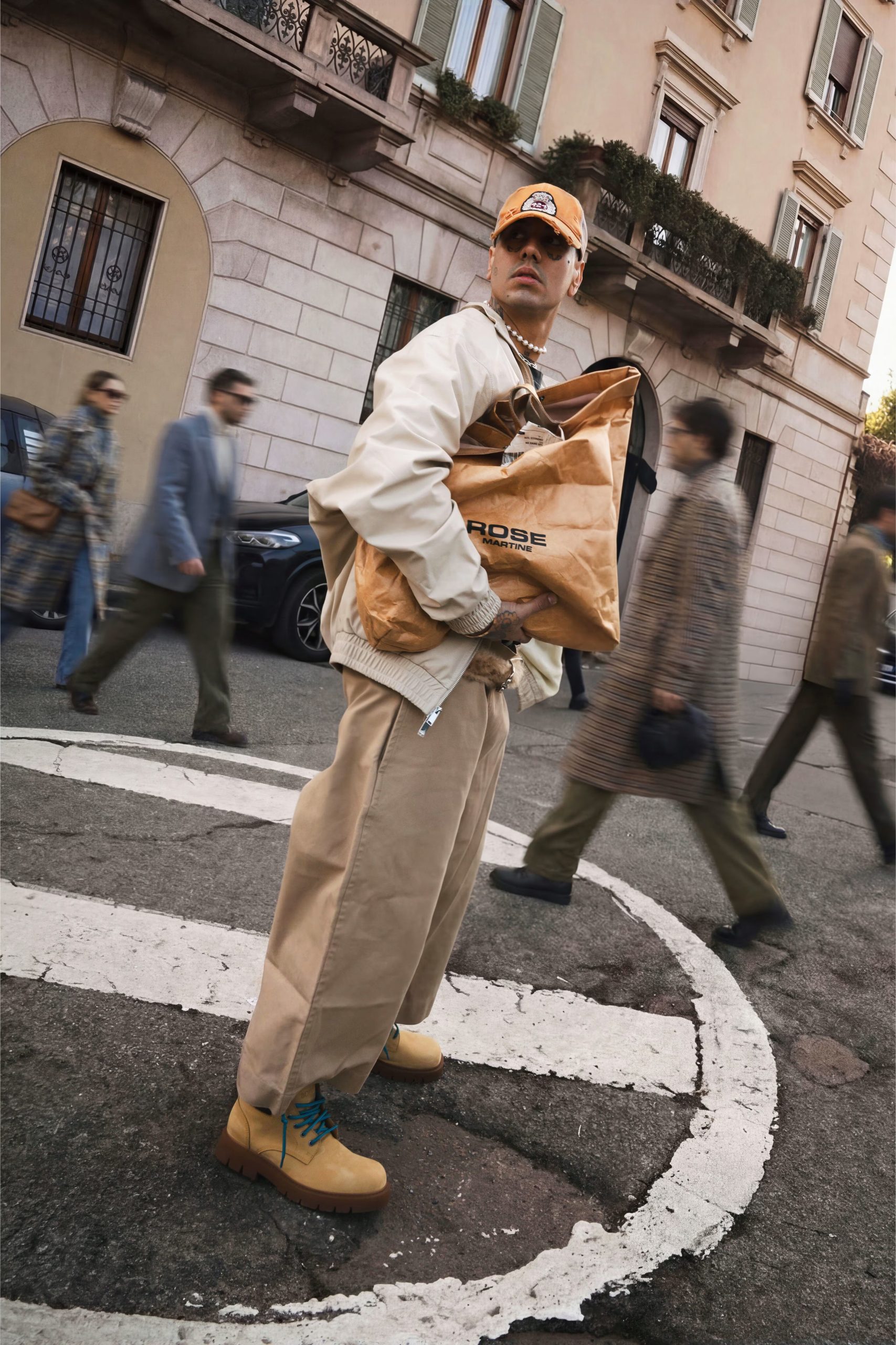 Duki combinó una chaqueta beige y un bolso oversized con botas de detalles coloridos, mezclando influencias urbanas y elementos sofisticados en una propuesta inconfundible (Crédito: rogerveksteinph)