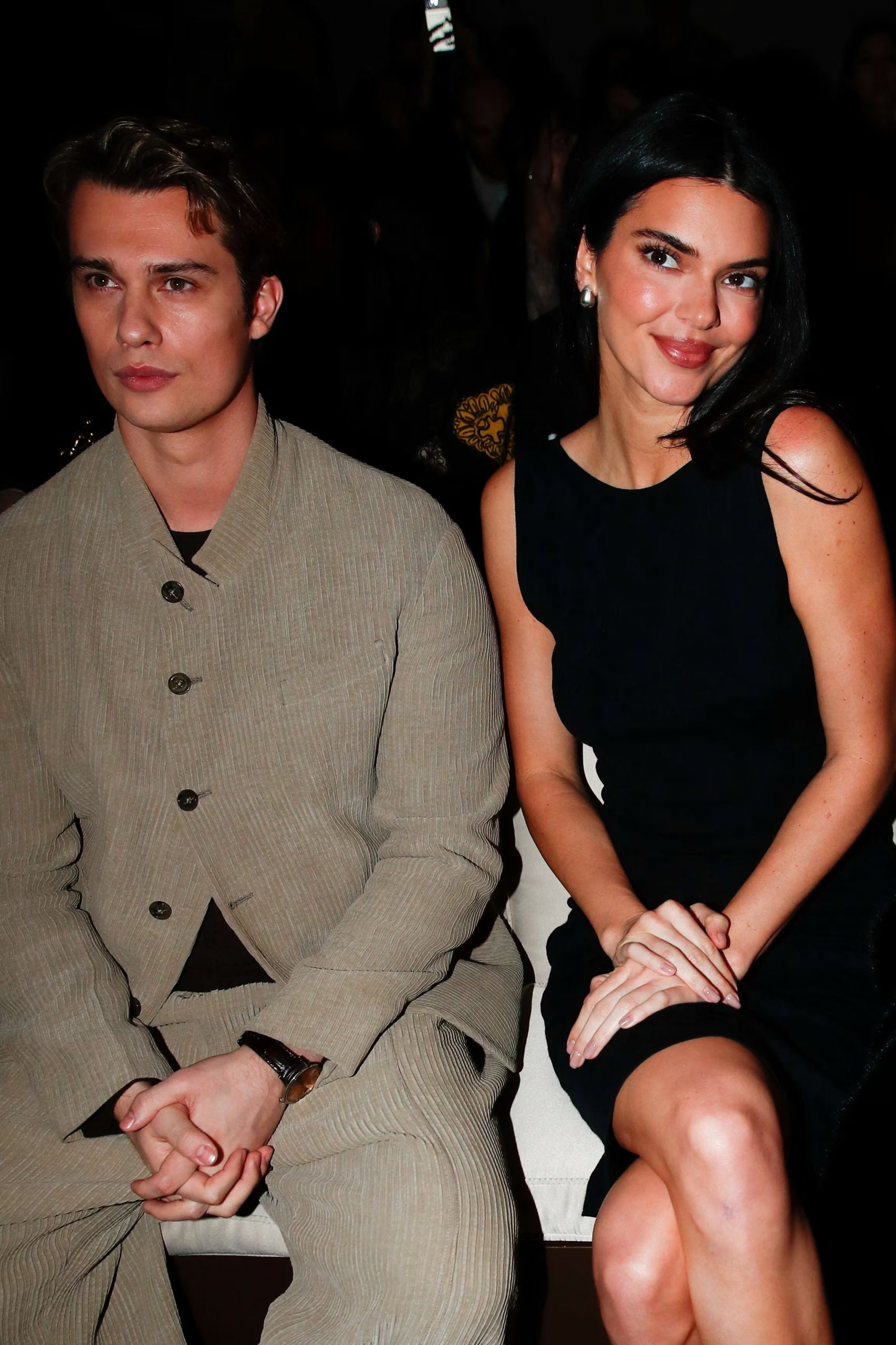 Kendall Jenner y Nicholas Galitzine apostaron por la sencillez y la armonía con atuendos en negro y beige, mostrando que el minimalismo sigue marcando tendencia en el mundo de la moda (REUTERS/Alessandro Garofalo)