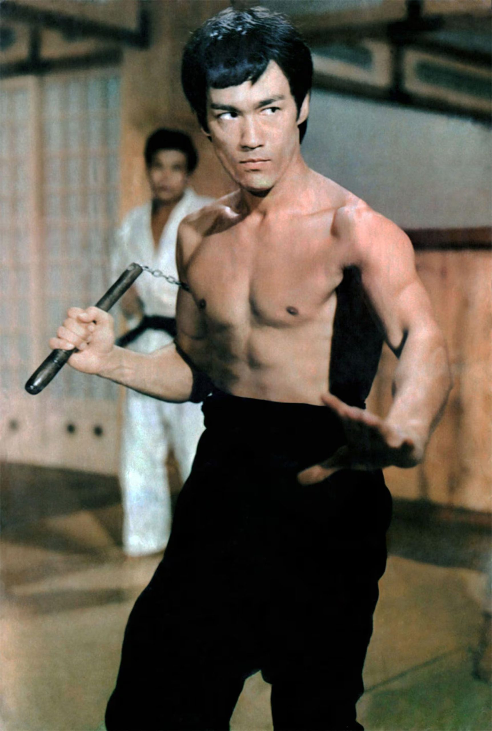 La rutina de gimnasio de Bruce Lee integraba ejercicios clásicos de musculación, fundamentales para su desempeño en artes marciales y cine (Credit: 20TH CENTURY FOX)