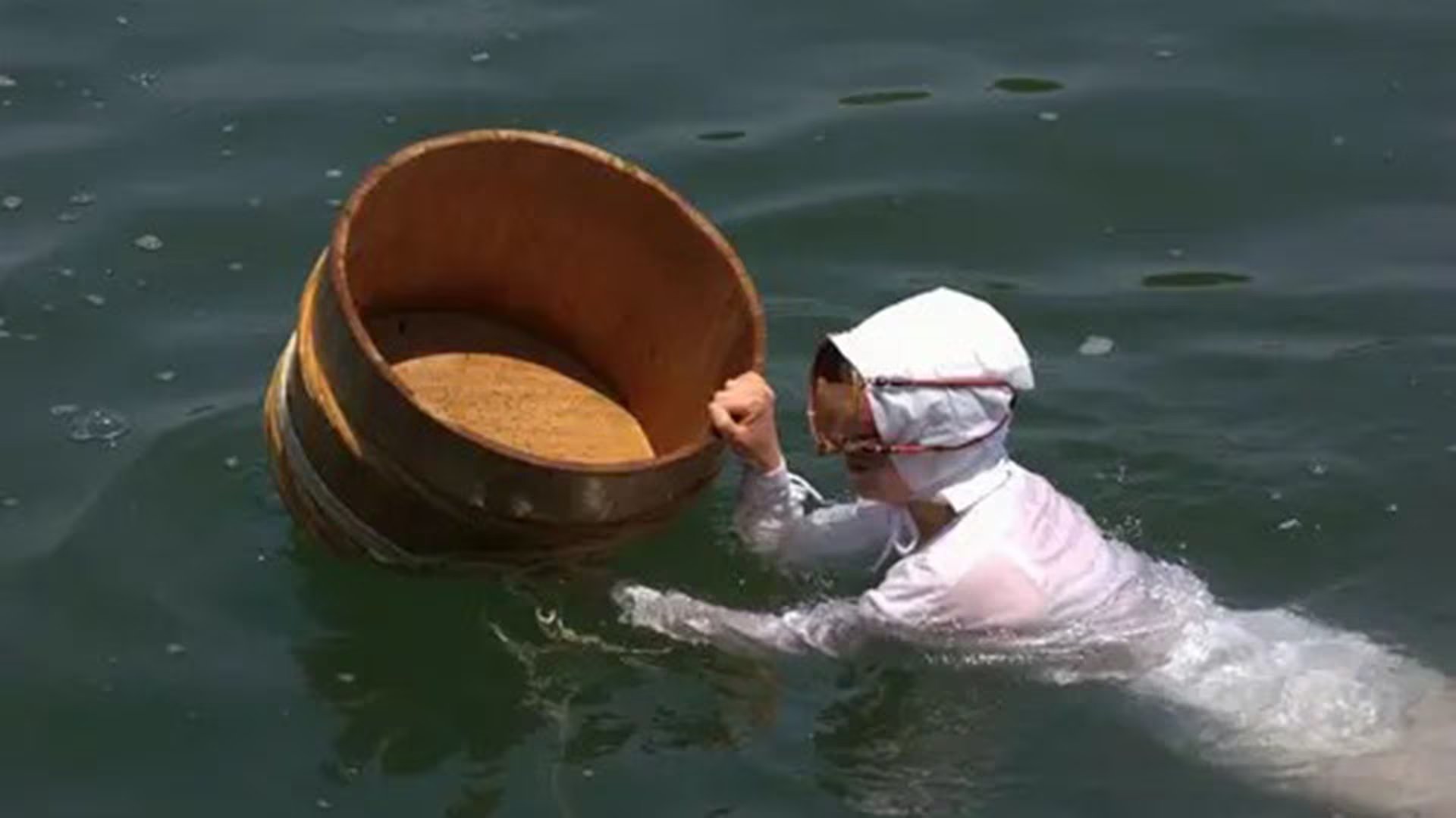 Una buceadora Ama japonesa, ataviada con su traje tradicional. (Wikimedia)