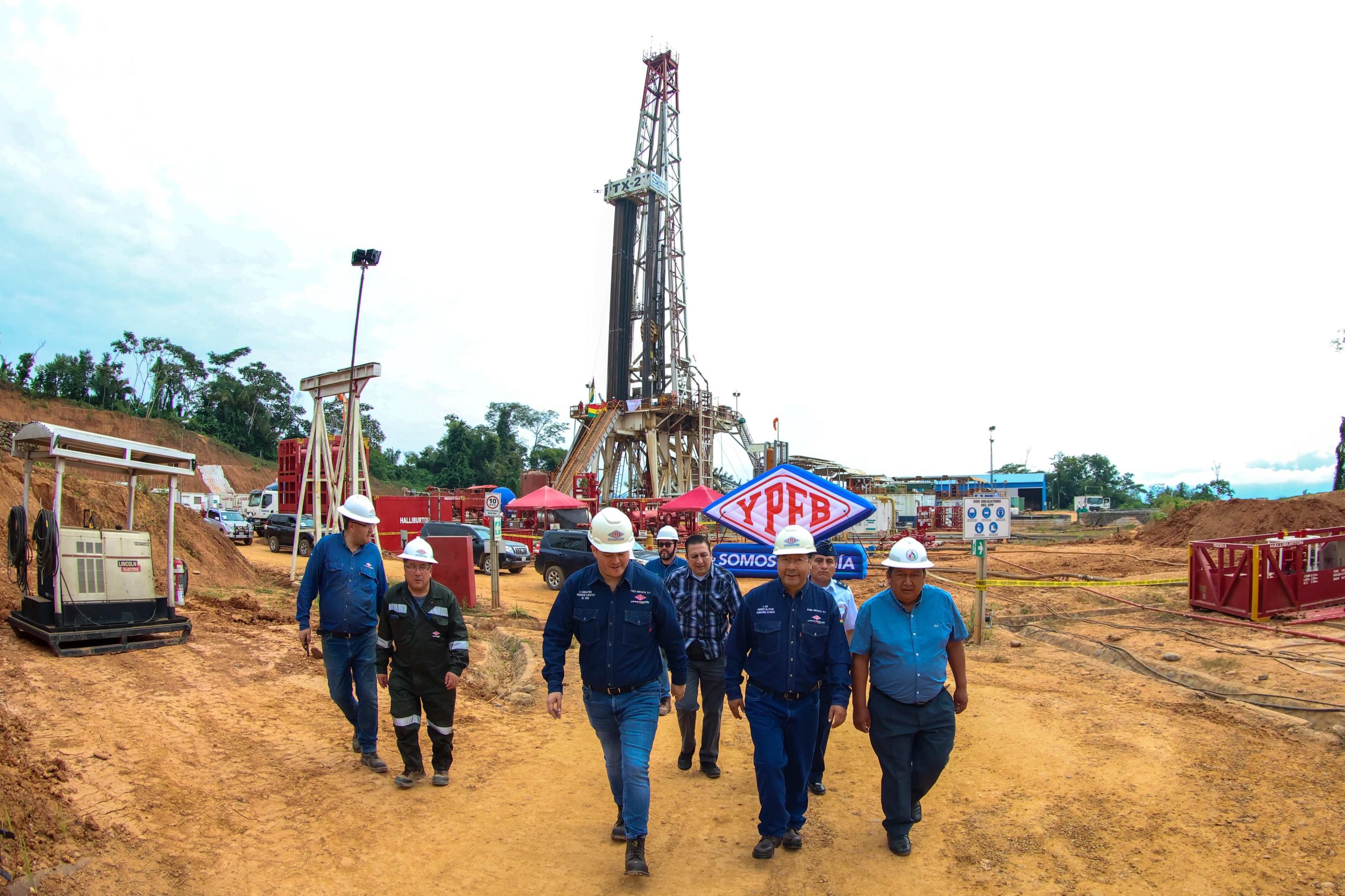 El presidente de Bolivia, Luis Arce (2-d), durante un recorrido por el pozo petrolero Mayaya Centro-X1 (EFE/ Presidencia de Bolivia/Archivo)