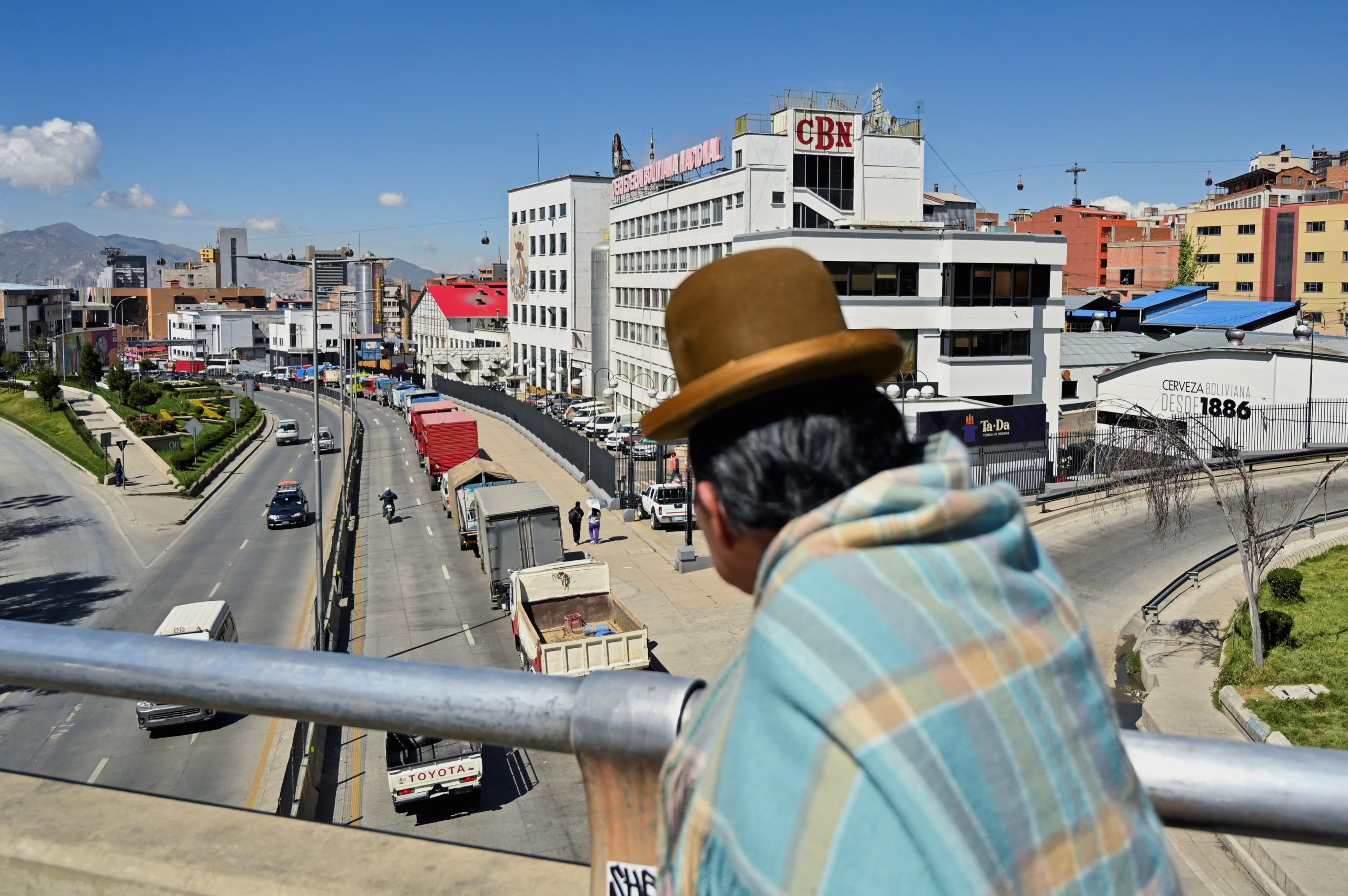 Una mujer mira las filas de camiones para cargar combustible en La Paz, Bolivia, durante un periodo de escasez. 24 de mayo de 2025 (REUTERS/Claudia Morales)