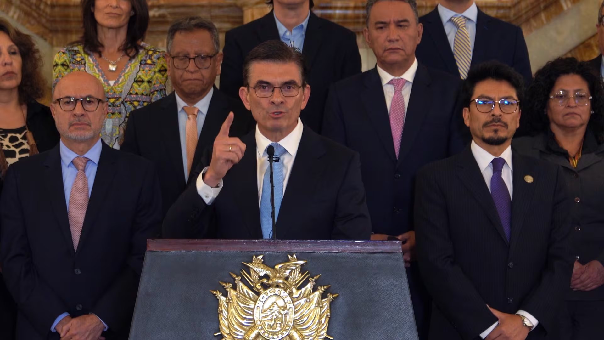 Rodrigo Paz y su gabinete de ministros en el anuncio del Decreto Supremo 5503 en el Palacio de Gobierno. La Paz, Bolivia (Captura de video/Archivo)