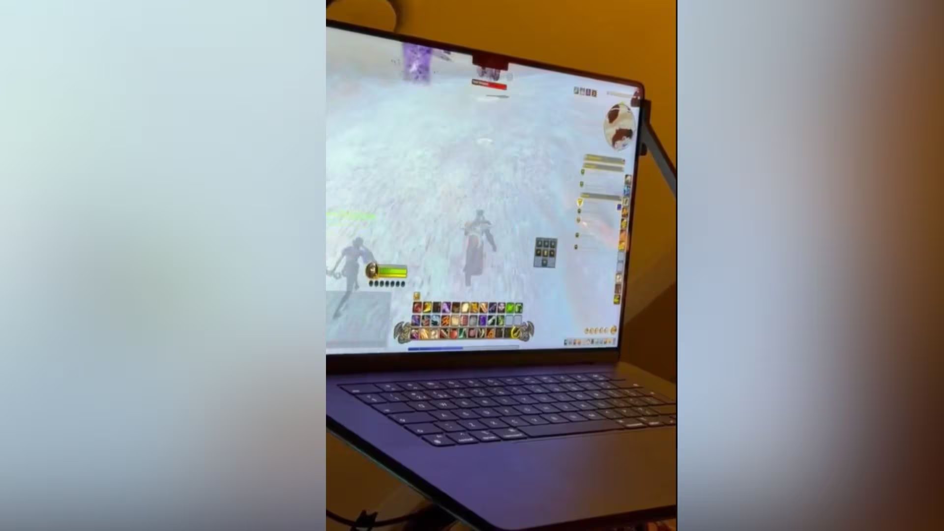 Noble logró manejar su MacBook y jugar World of Warcraft solo con la mente. (X: CheckCanopy)