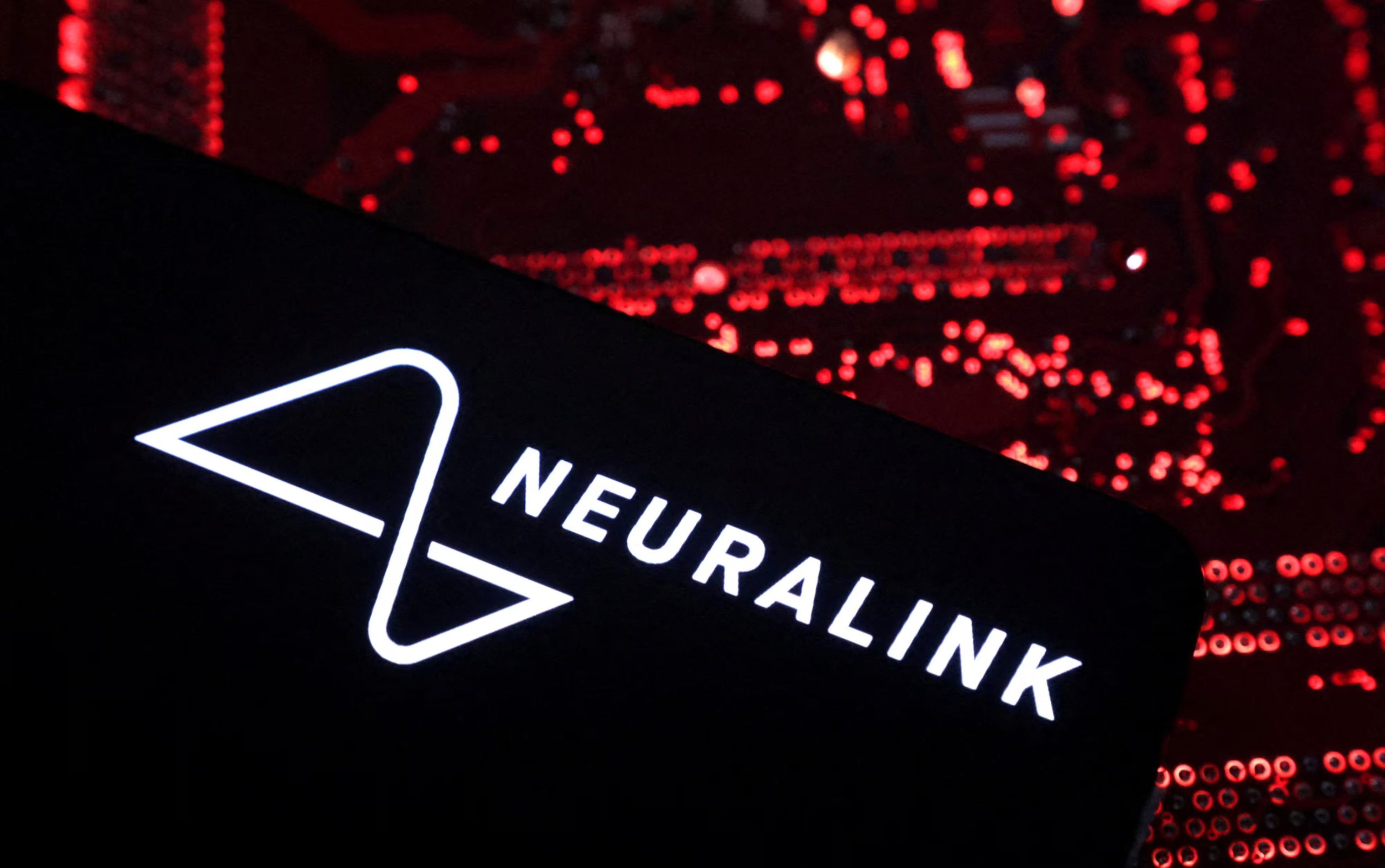El Neuralink N1 es un implante BCI inalámbrico del tamaño de una moneda, diseñado para colocarse en el cráneo. REUTERS/Dado Ruvic/Illustration/File Photo