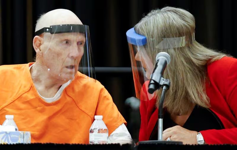 El expolicía Joseph James DeAngelo Jr. asiste a la audiencia sobre los crímenes atribuidos al 