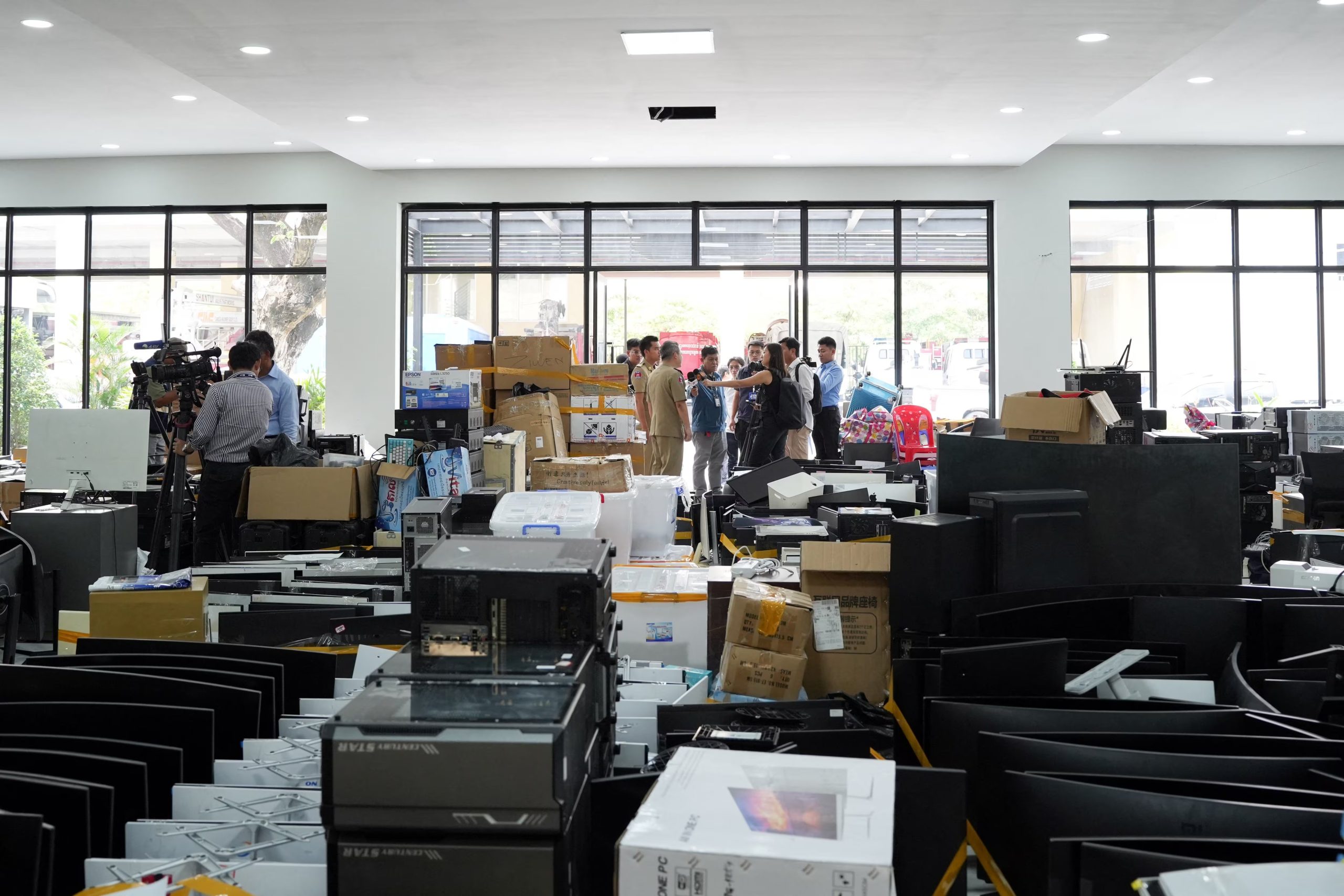 El centro de O'Smach recreaba falsas oficinas policiales de Brasil, Australia, Canadá, India y China para perpetrar múltiples tipos de estafas en línea (REUTERS/ARCHIVO)