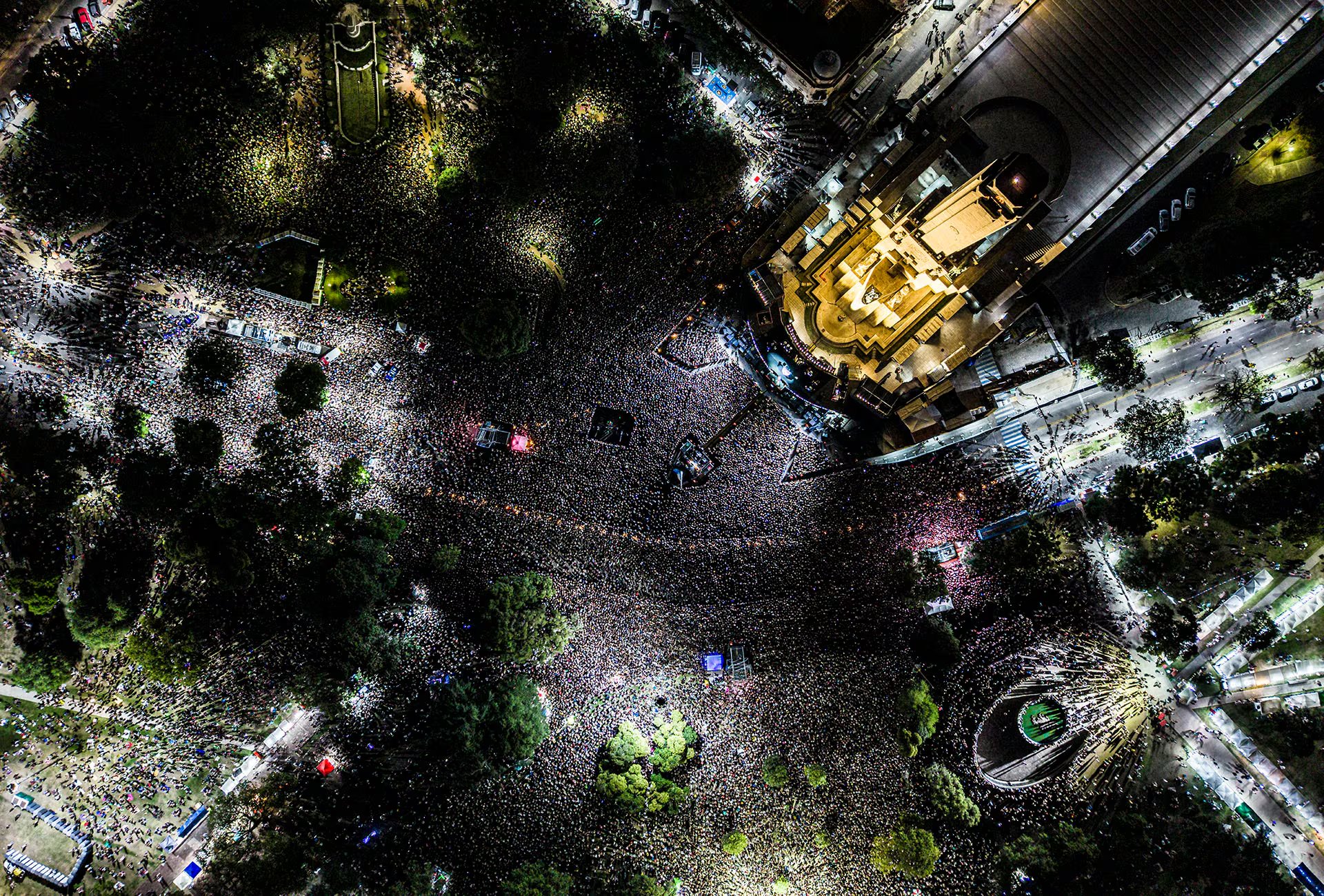 Un aspecto central del espectáculo fue su carácter abierto y gratuito, decisión tomada por Fito Páez, quien optó por no percibir honorarios 