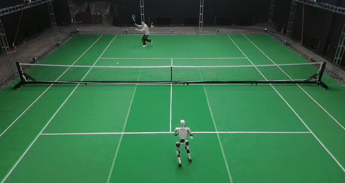 La prueba se realizó en un campo de tenis más pequeño debido a las limitaciones de movilidad del robot. (Unitree)