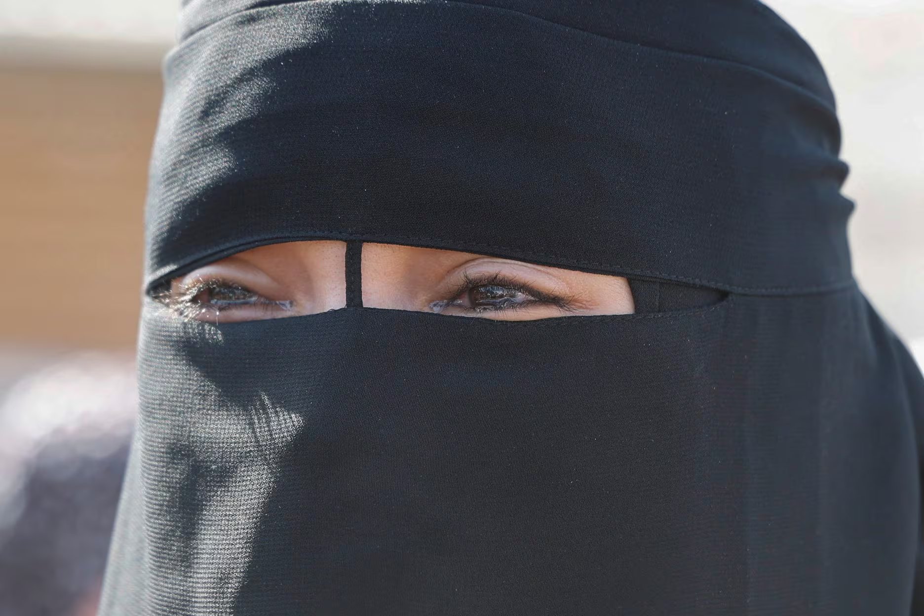 El niqab cubre el rostro dejando solo los ojos visibles y suele emplearse en entornos religiosos o académicos de países musulmanes (REUTERS/Raneen Sawaftaa)