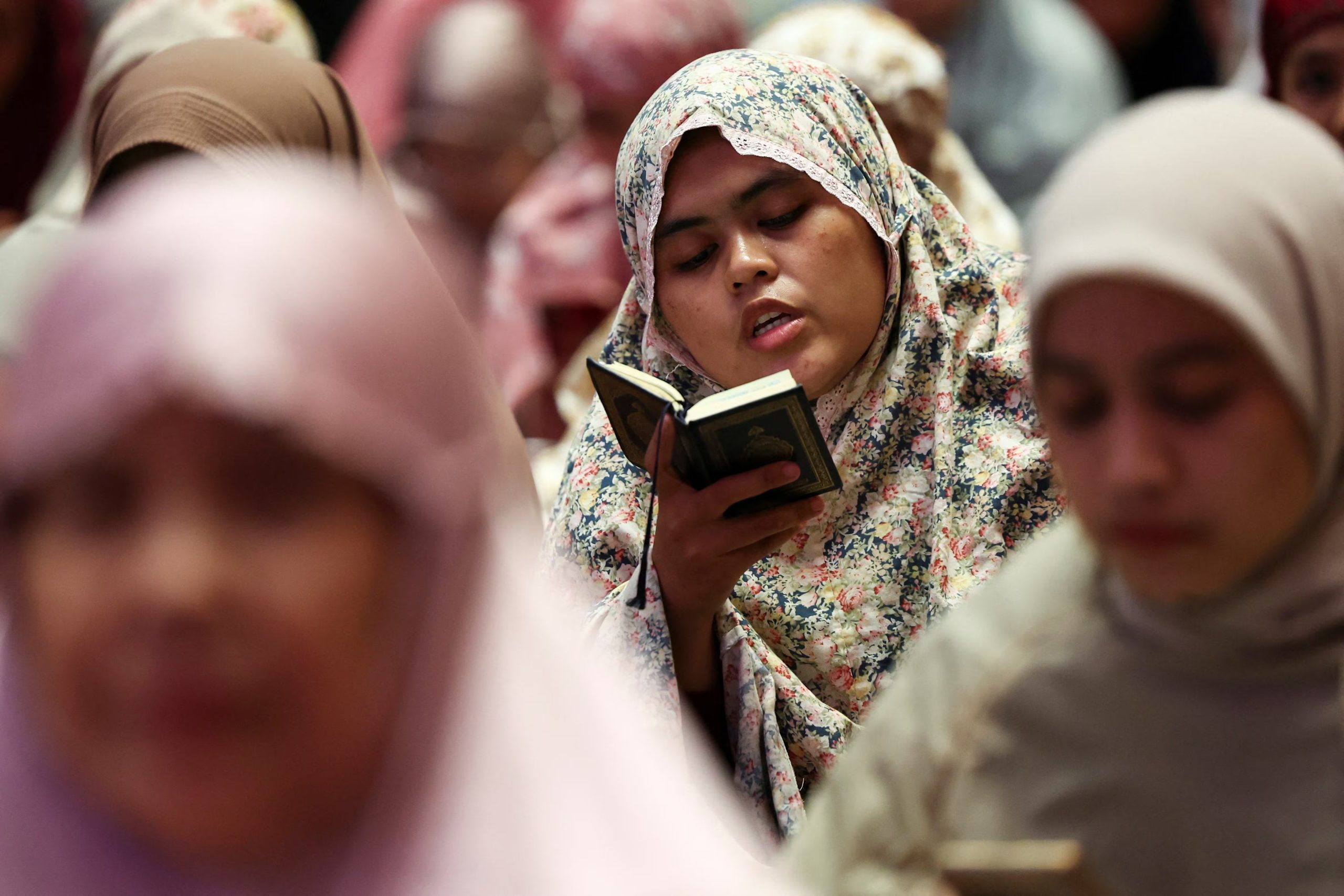 El valor de los bordados y colores en los velos refleja la riqueza cultural y la diversidad estética del mundo musulmán (REUTERS/Willy Kurniawan)