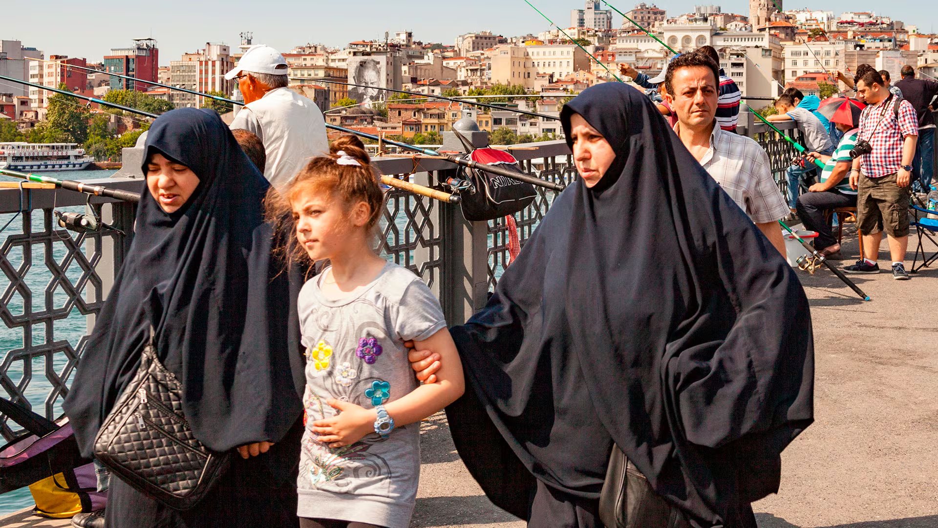 Las mujeres musulmanas pueden estar más expuestas a discriminación por portar prendas visibles que las identifican fácilmente (Grosby)