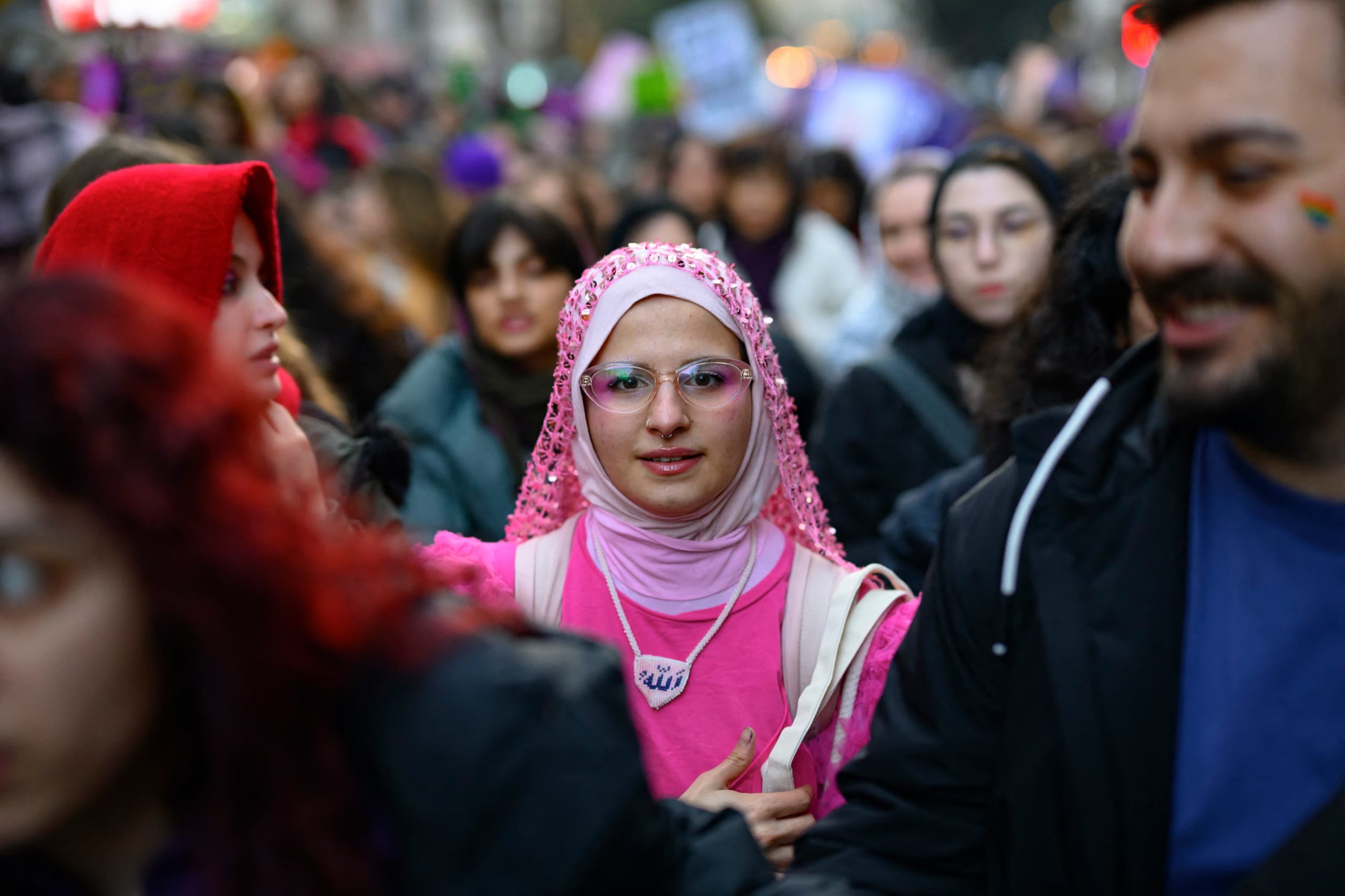La decisión de usar el velo puede ser una expresión personal, de fe, convicción, identidad o una respuesta a normas sociales y familiares distintas (Yasin AKGUL / AFP)
