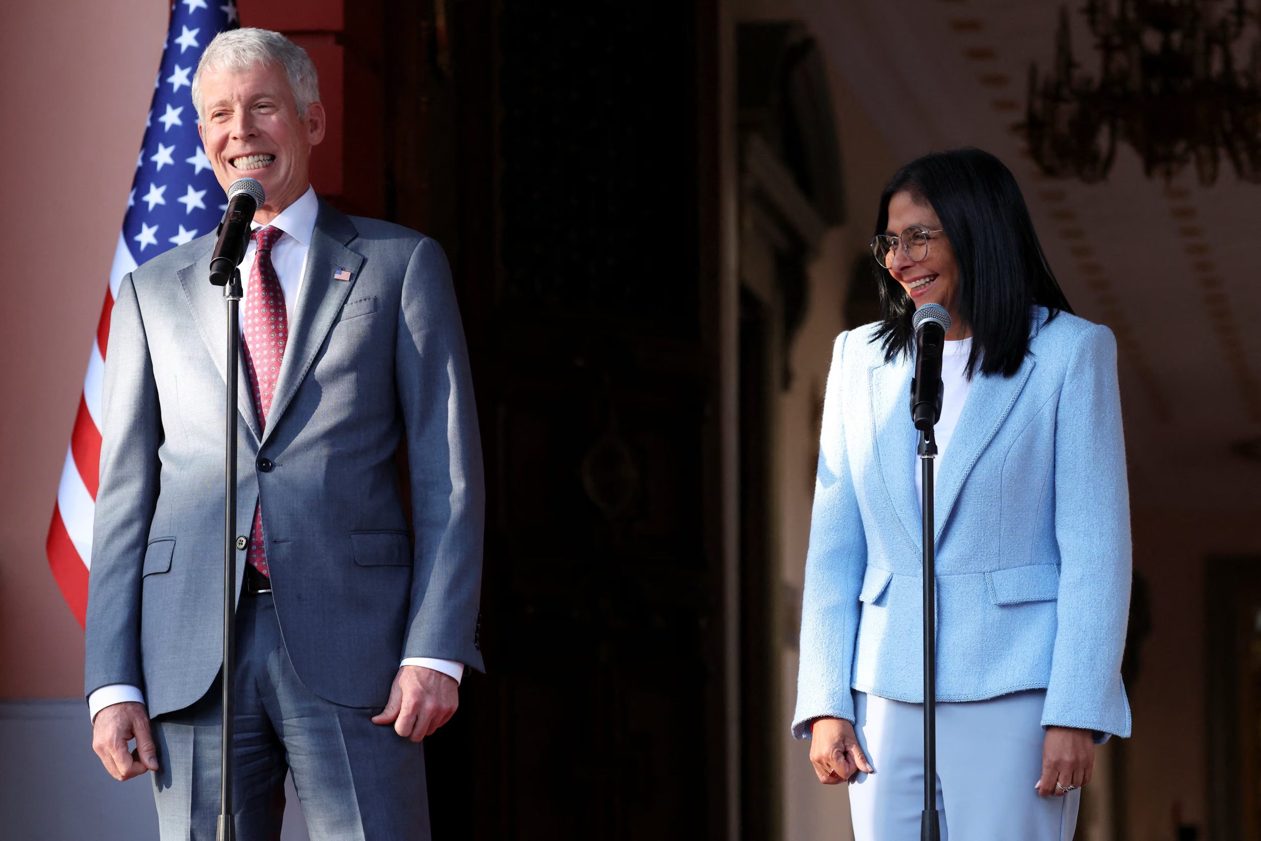 La presidenta encargada de Venezuela, Delcy Rodríguez, y el secretario de Energía de EEUU, Chris Wright (REUTERS/Leonardo Fernández Viloria)