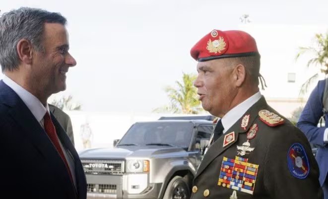 John Ratcliffe, director de la CIA, y el general Gustavo González López