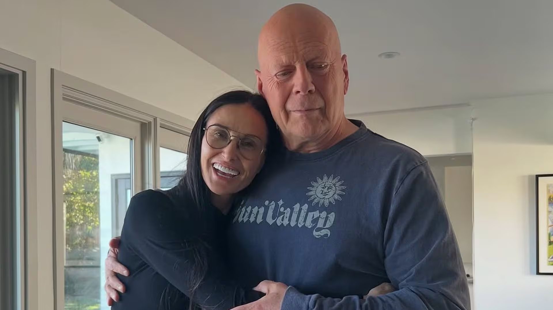 Emma Heming reveló que Bruce Willis sufre anosognosia, una condición que le impide tener conciencia de su demencia, añadiendo desafíos al acompañamiento familiar (Instagram/@demimoore)