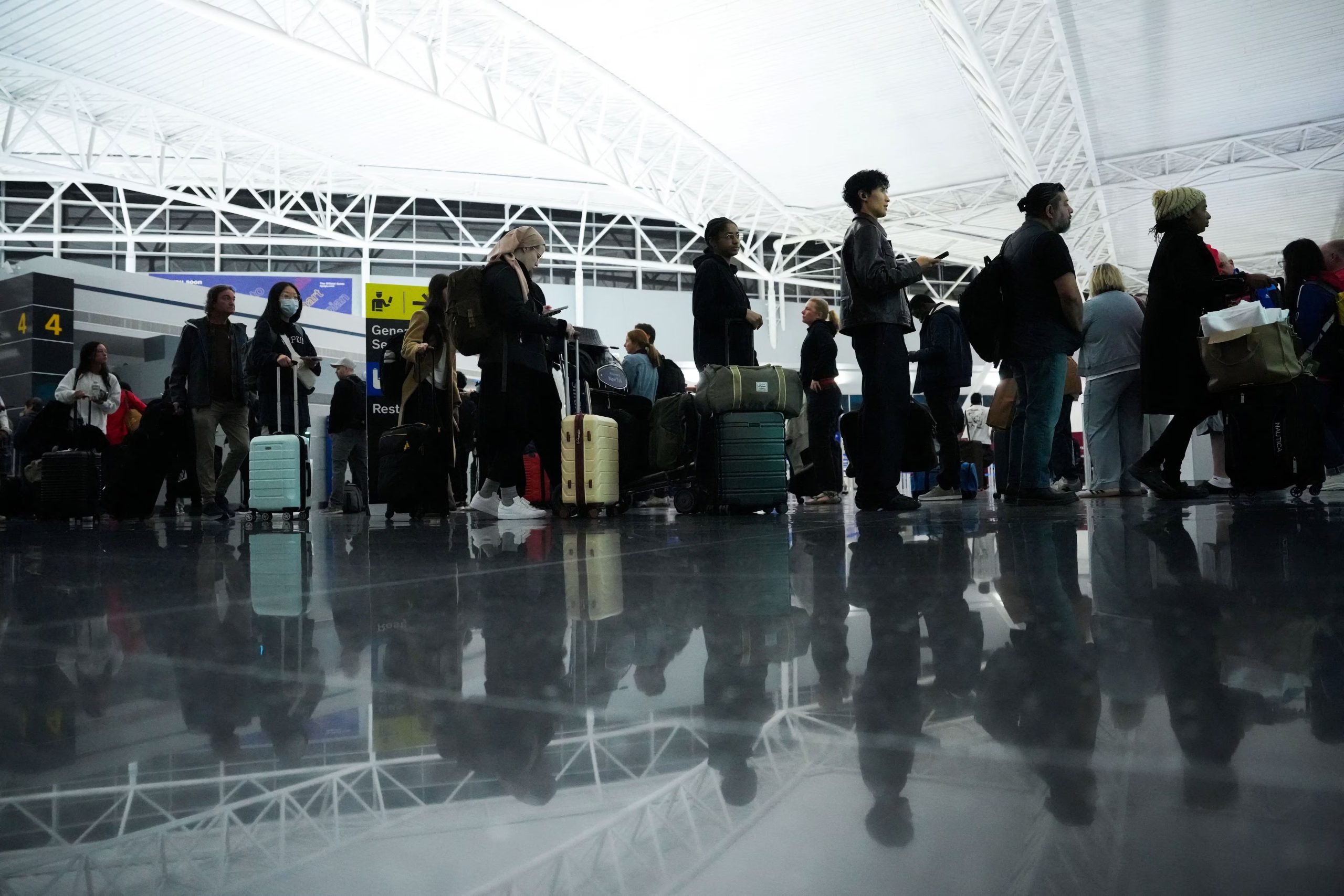 La escasez de agentes de seguridad por la crisis de la TSA afecta gravemente a personas con discapacidad, adultos mayores y familias con niños pequeños (REUTERS/Adam Gray)